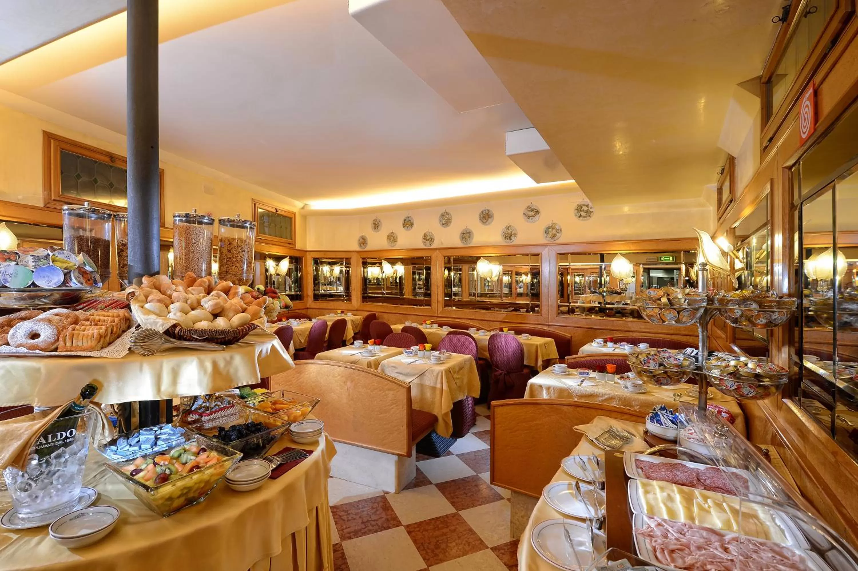Restaurant/places to eat in Hotel Rialto