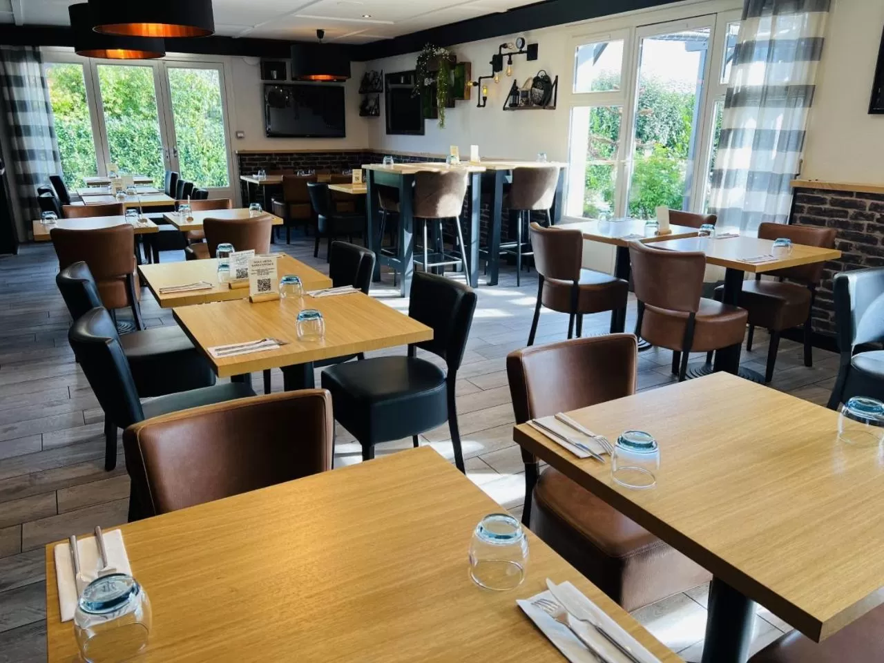 Restaurant/places to eat in Kyriad Lisieux