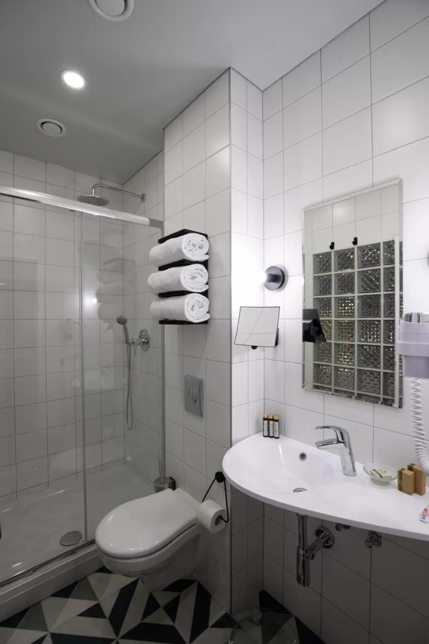 Bathroom in Four Rooms City