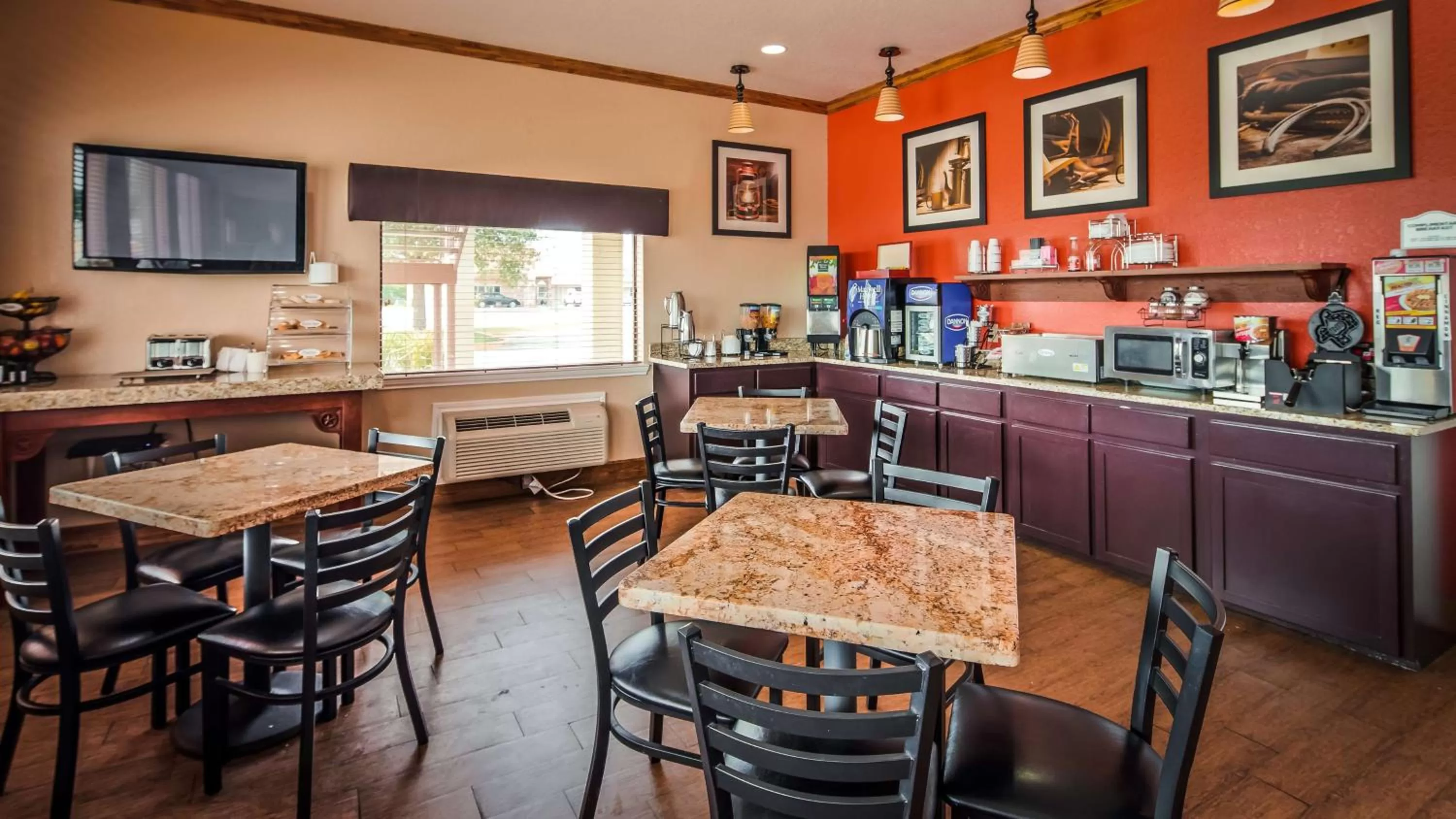 Restaurant/places to eat in SureStay Hotel by Best Western Floresville