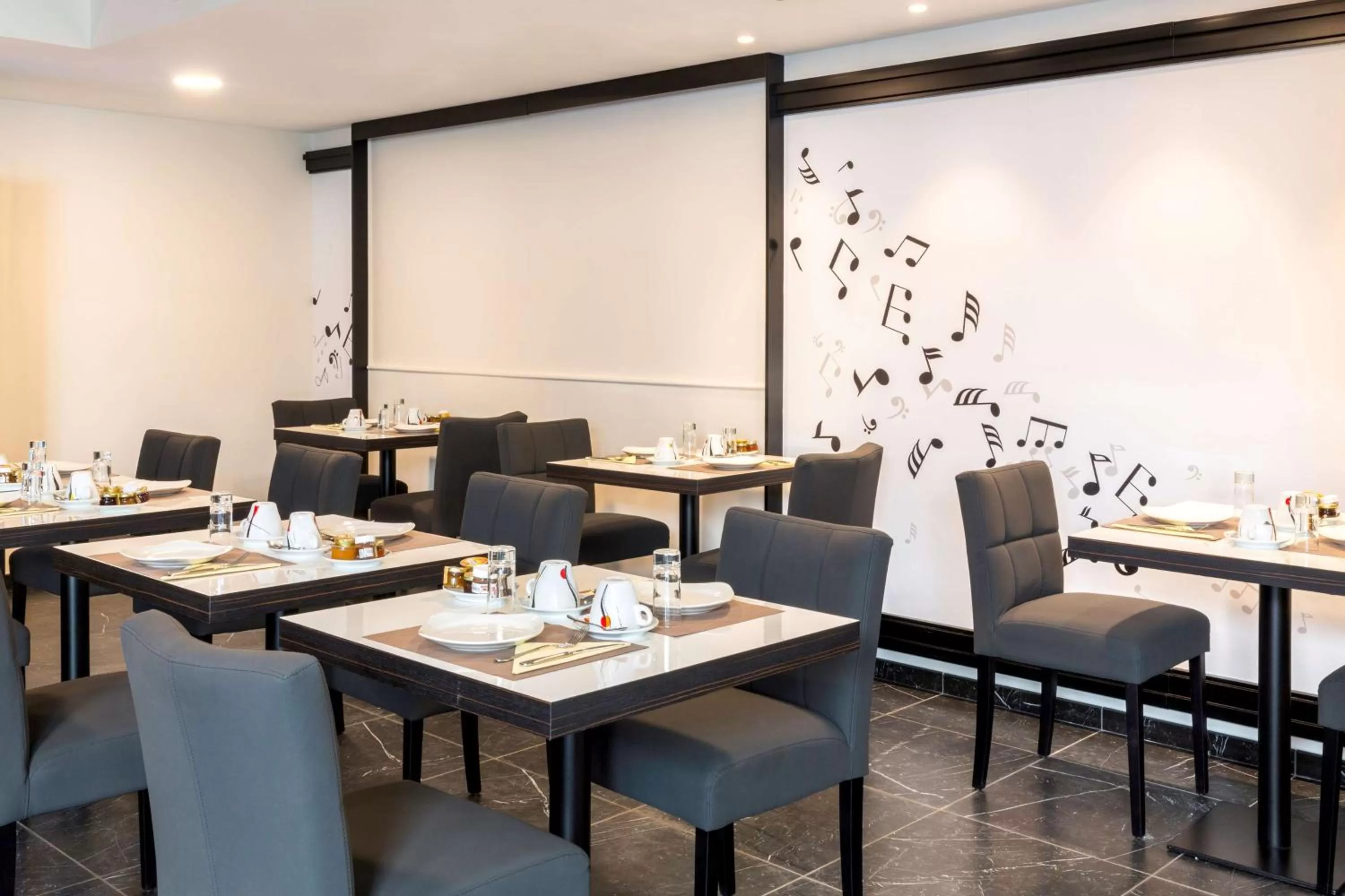 Restaurant/places to eat in Best Western Hôtel Journel Paris Sud