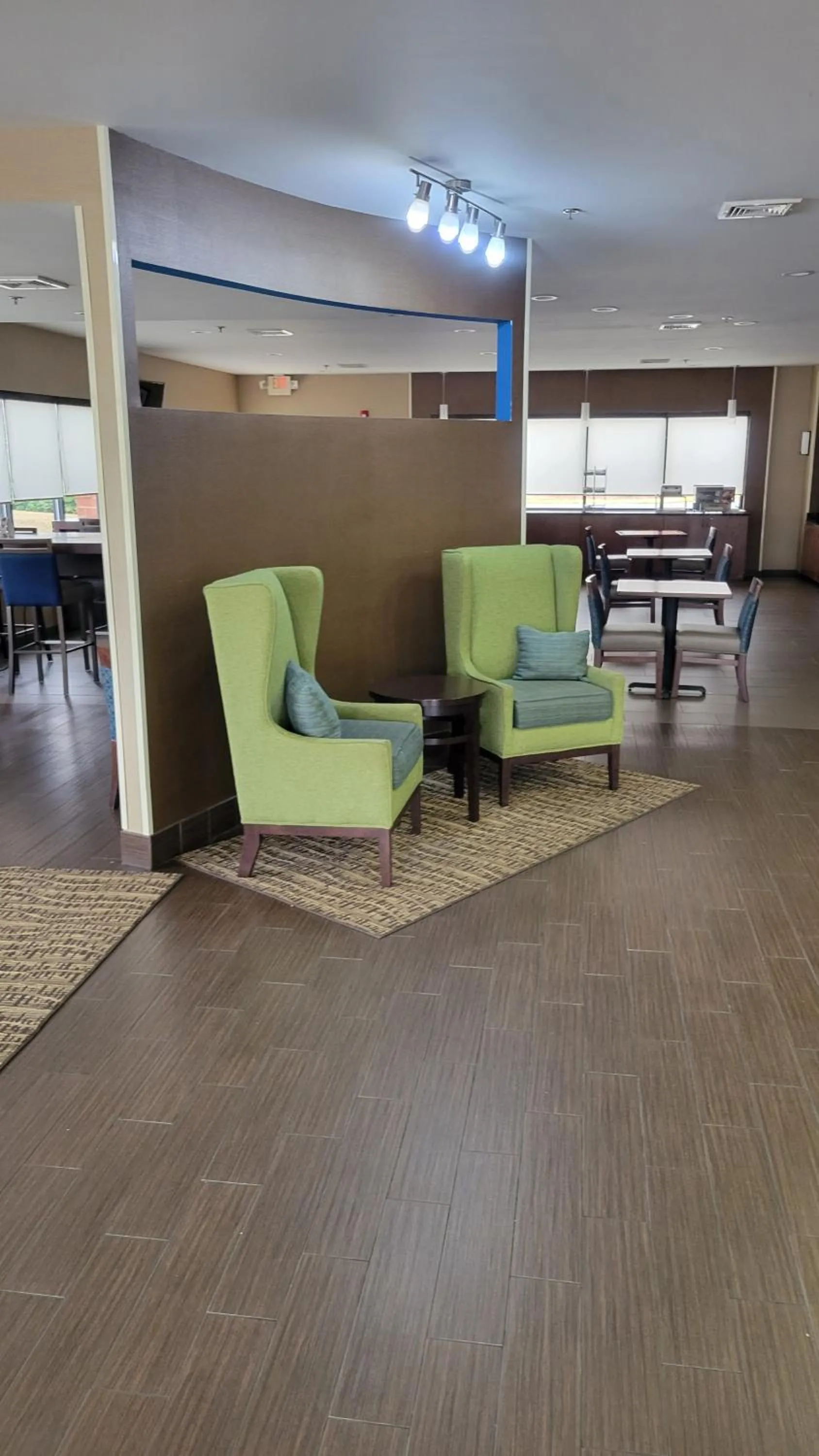 Seating area in Comfort Suites Macon Northwest