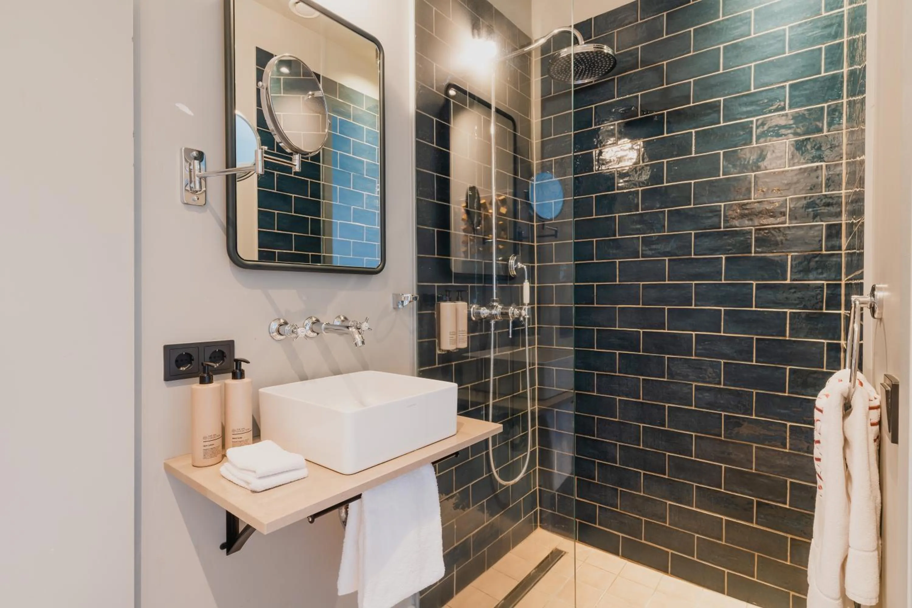 Shower in Hotel Monastère Maastricht