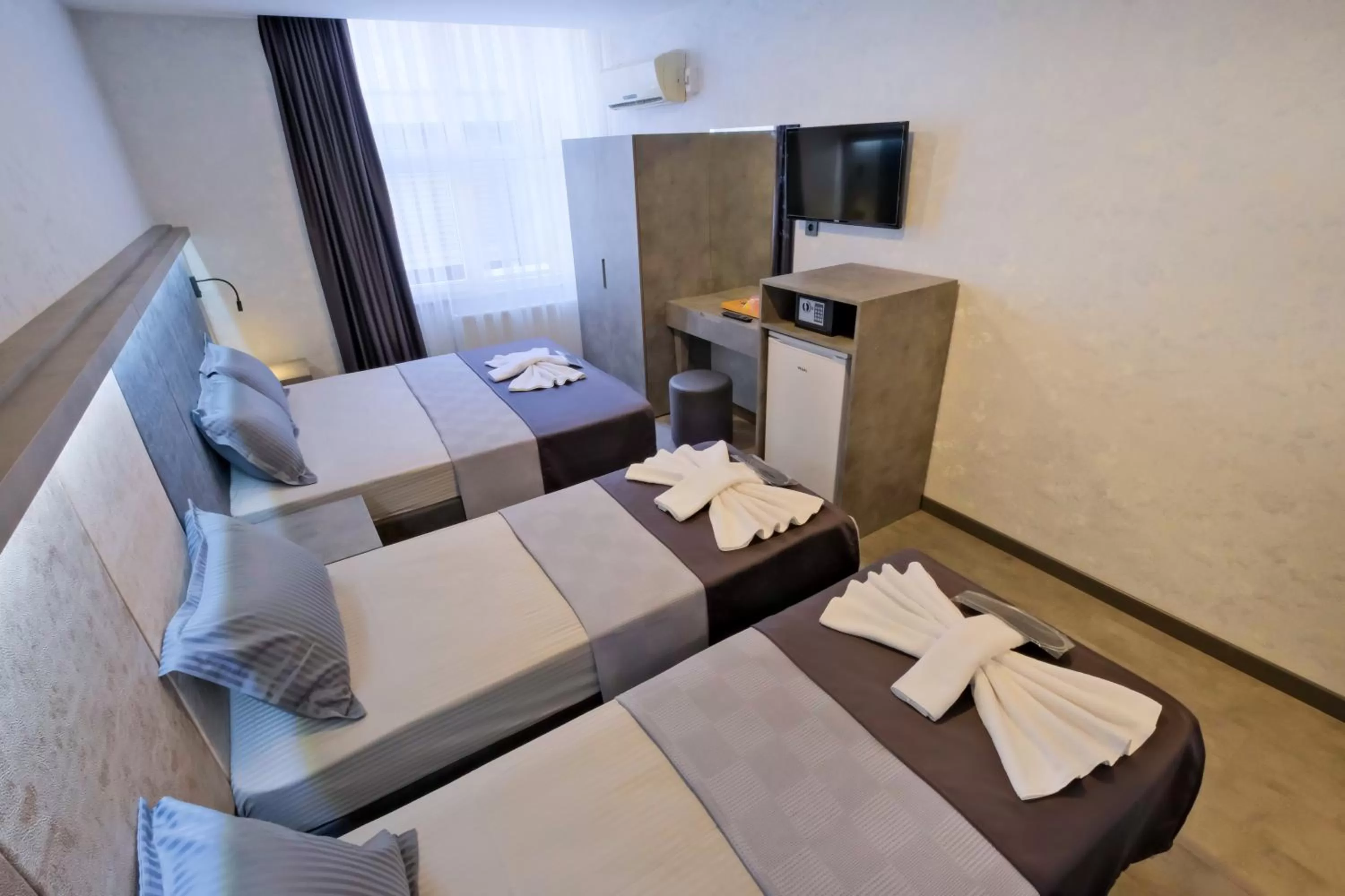 Photo of the whole room, Bed in The Queen Hotel