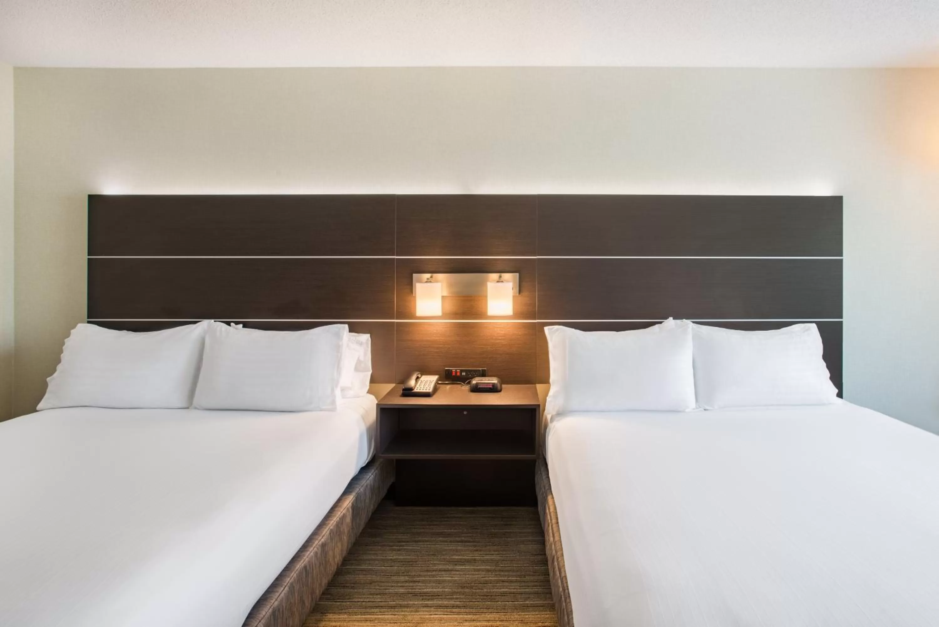 Photo of the whole room, Bed in Holiday Inn Express Hotel & Suites Boston - Marlboro by IHG