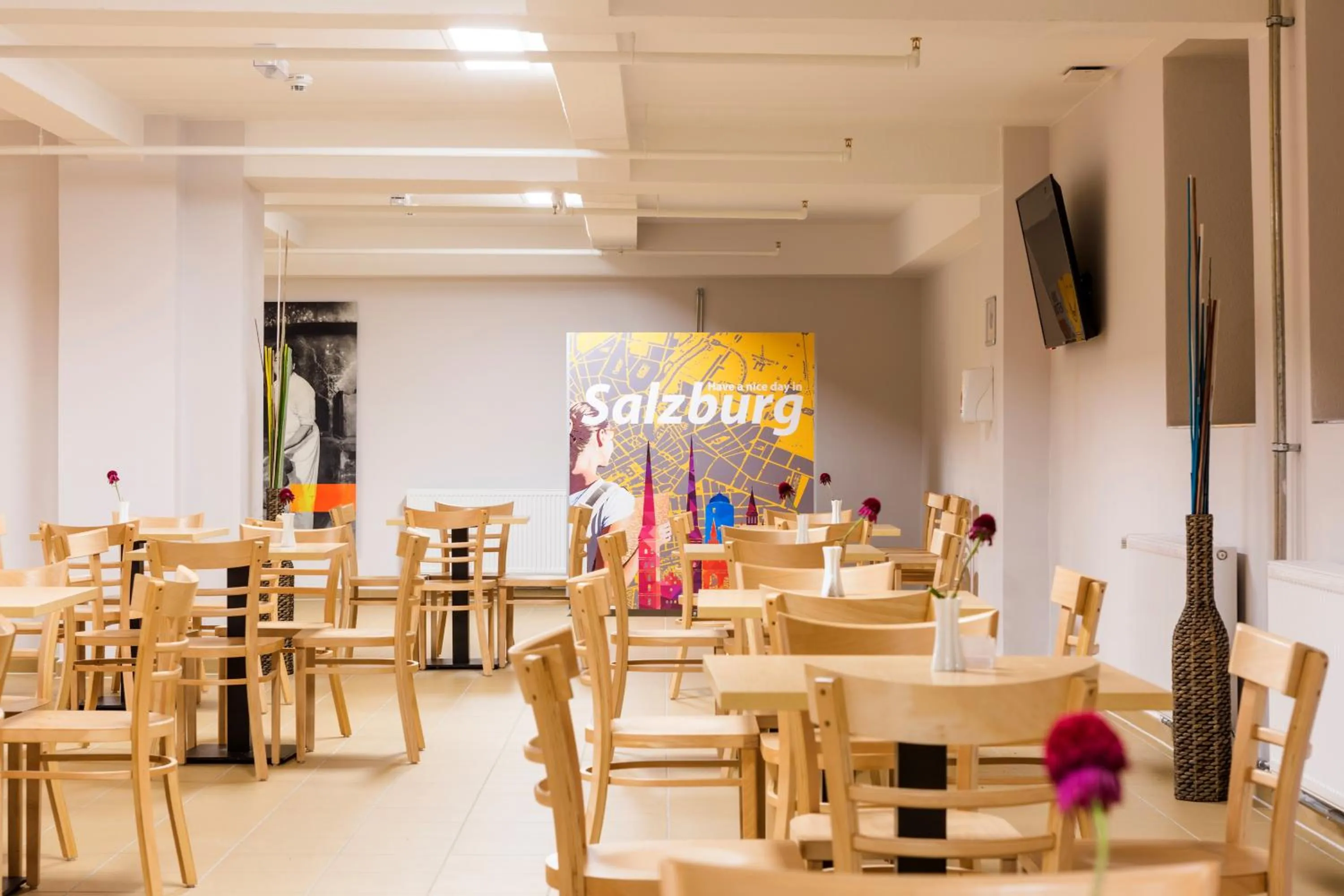 Restaurant/places to eat in a&o Salzburg Hauptbahnhof