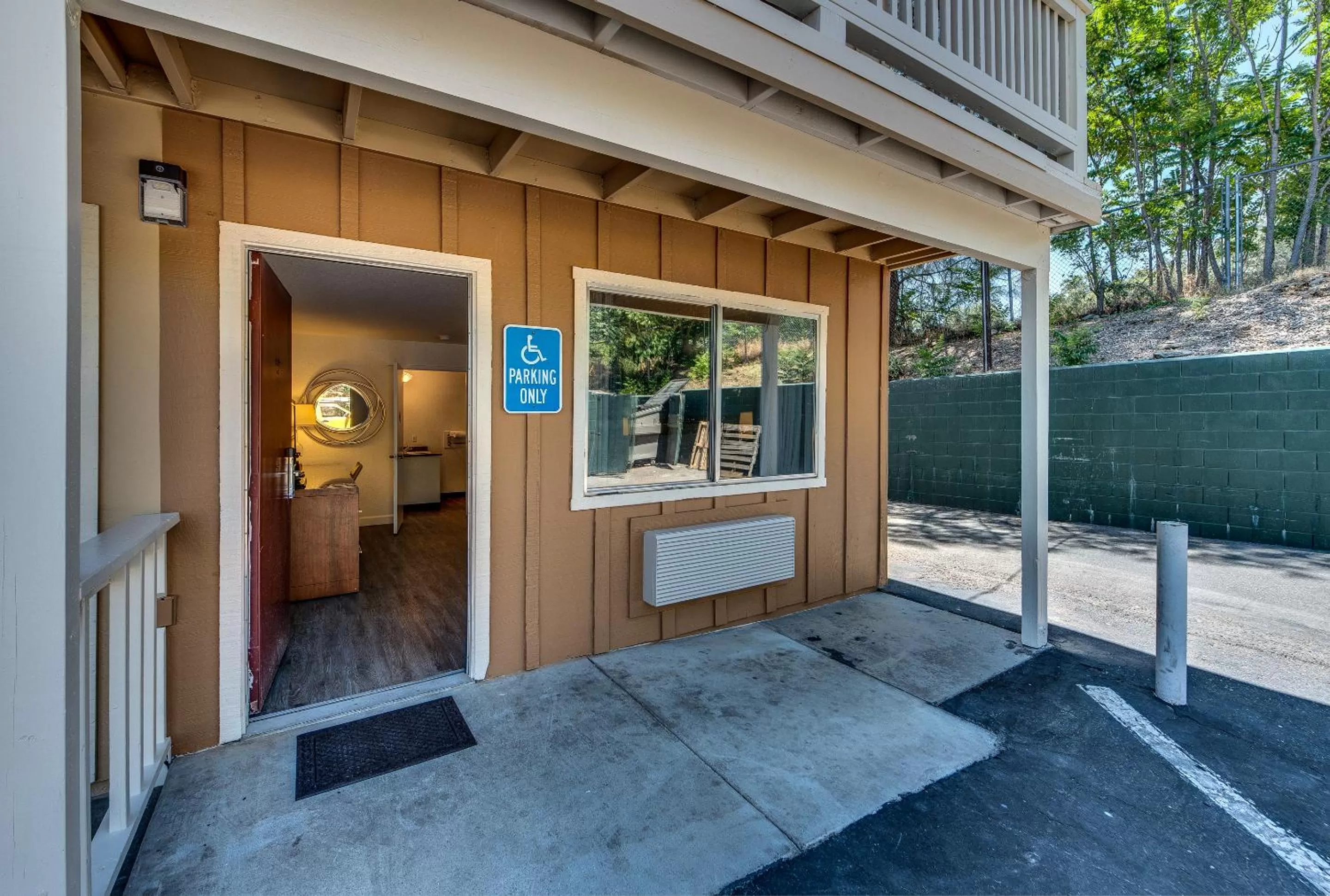 Facade/entrance in Angels Inn