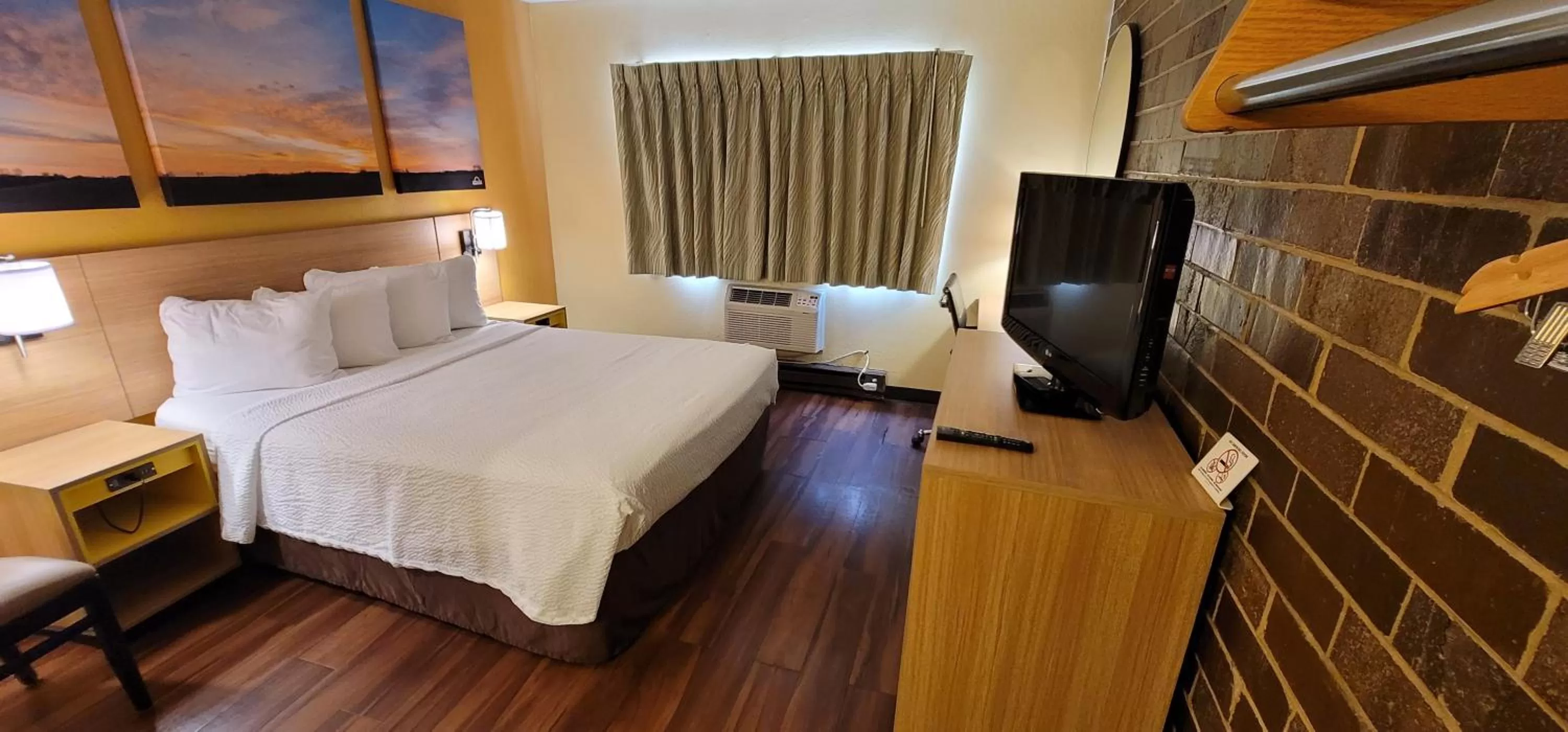 Bedroom, Bed in Days Inn by Wyndham Rockford I-90 Walking Distance to Casino