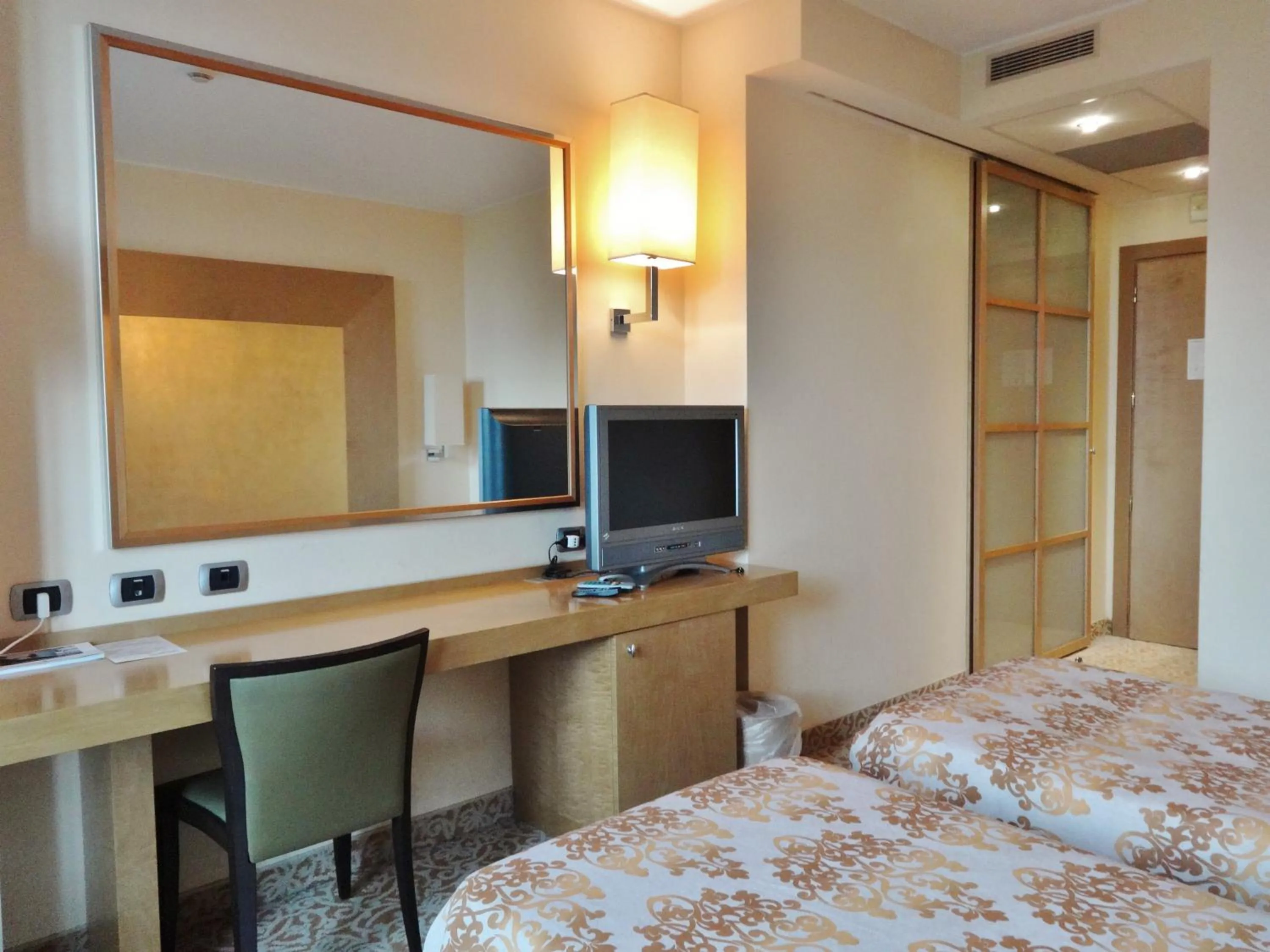 TV and multimedia, Bed in Hotel Tiffany Milano