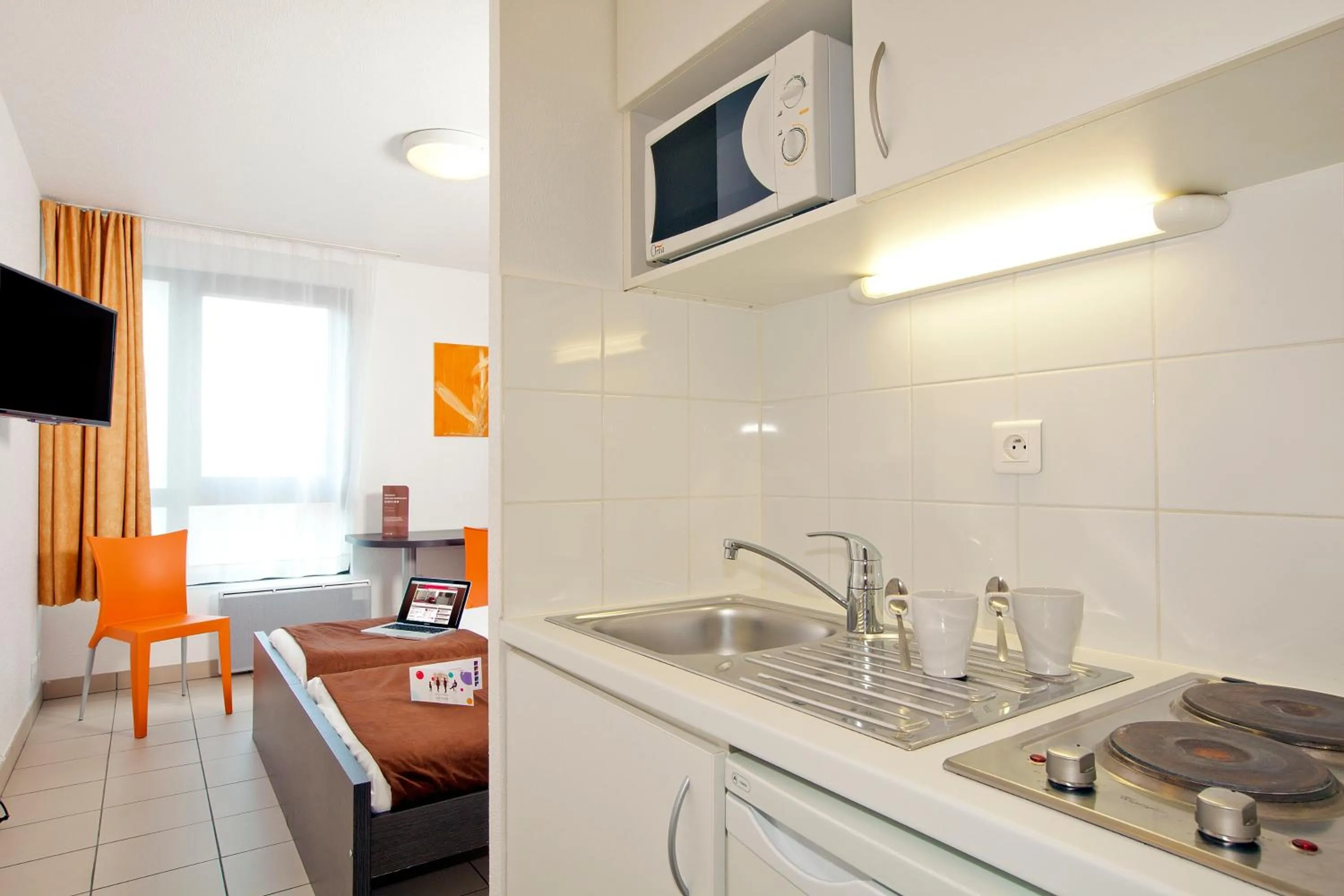 Kitchen or kitchenette in Cerise Strasbourg Appart Hotel