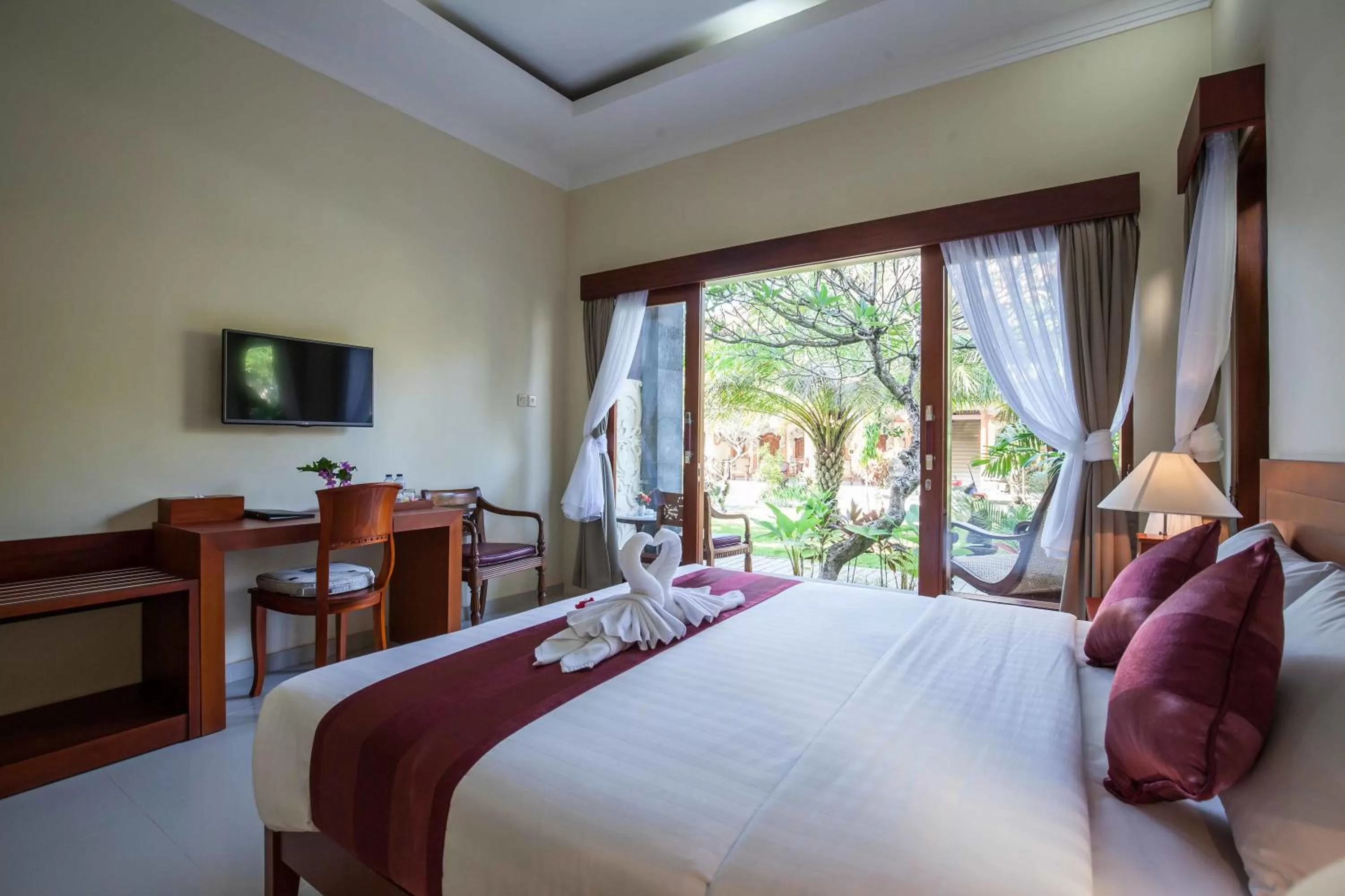Bed in Vila Shanti Beach Front Hotel Sanur