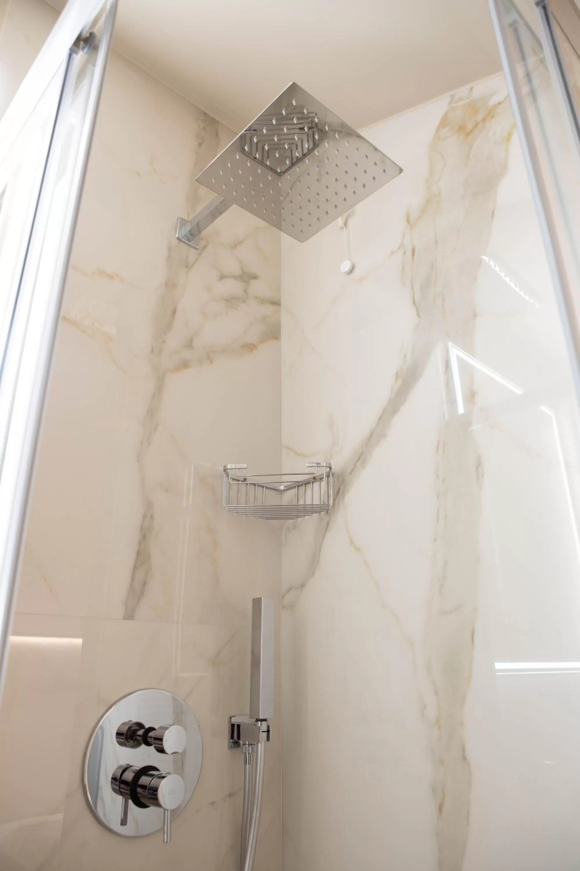 Shower in Vespasiani Suites