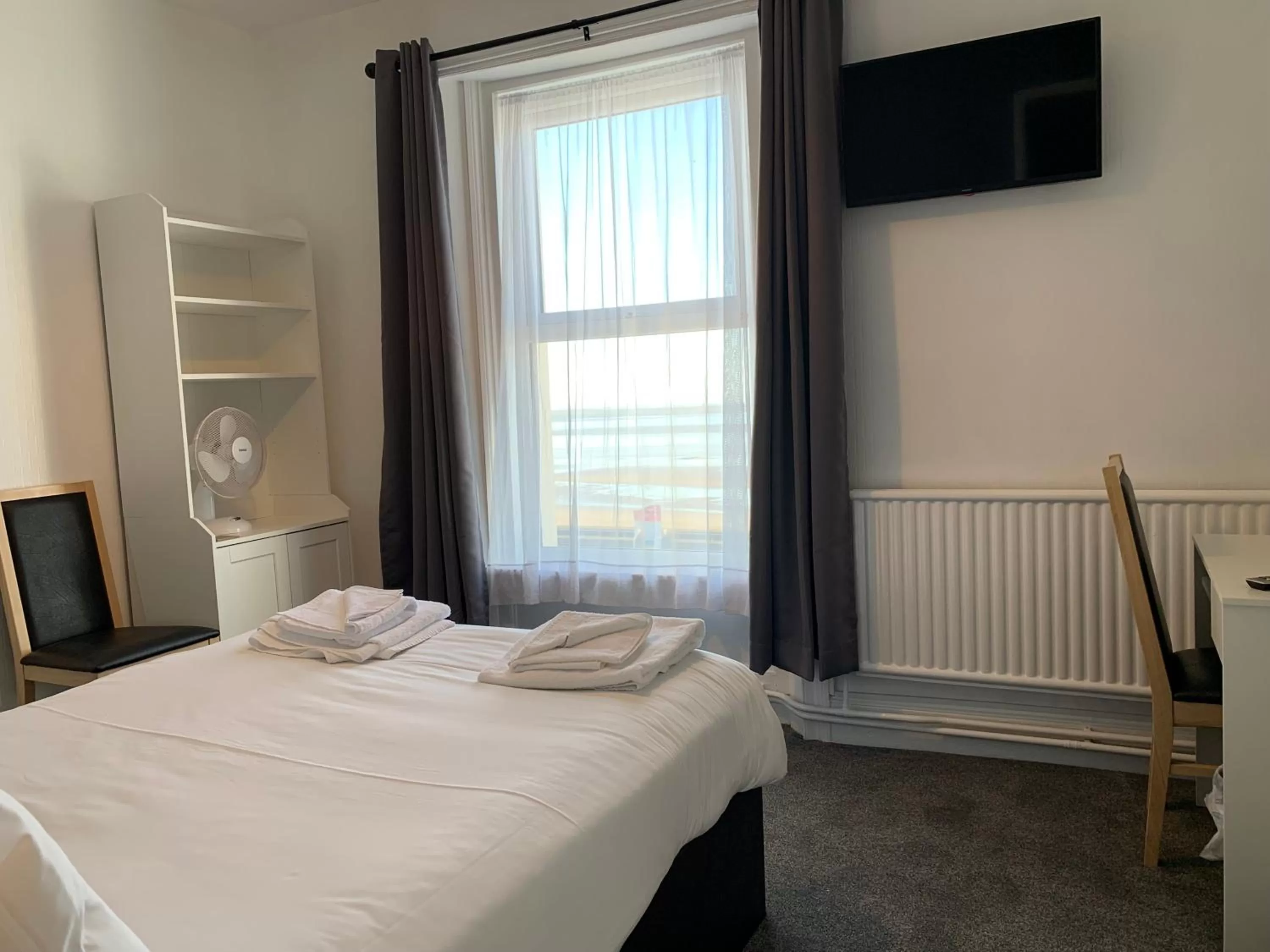 Bedroom, Bed in The Royal Clarence Hotel (on the Seafront)