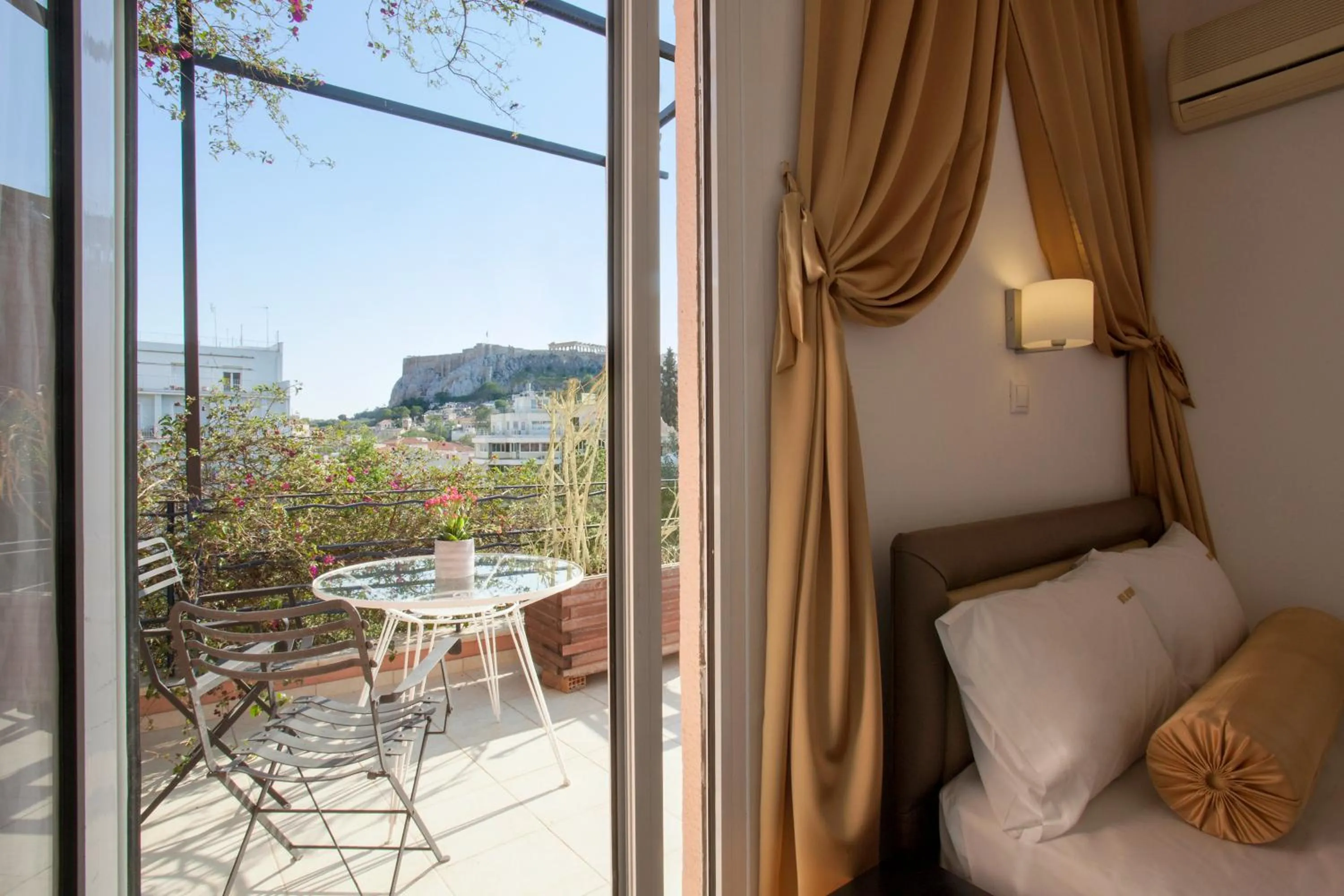 Bed in Metropolis Hotel