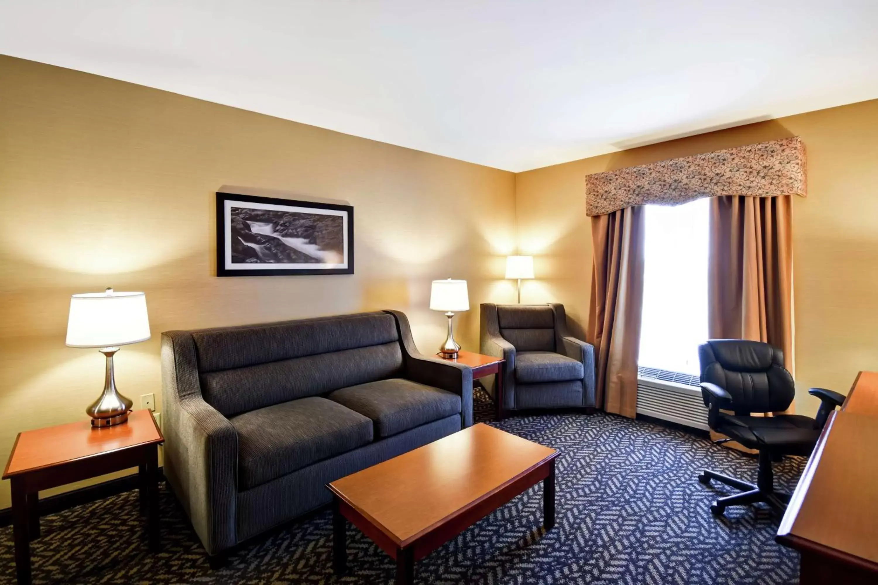 King Suite with Whirlpool in Hampton Inn Chicopee - Springfield King Suite with Whirlpool in Hampton Inn Chicopee - Springfield