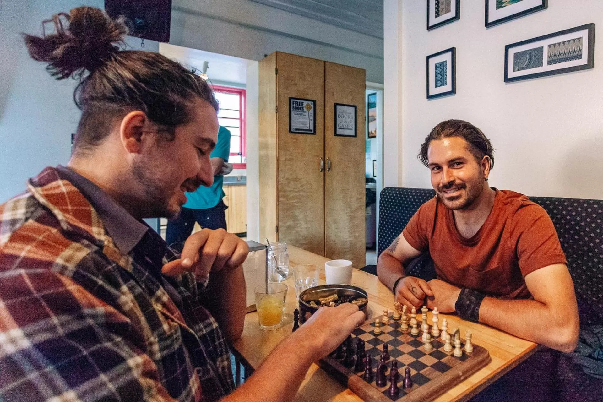 People in Ocean Island Inn | Backpackers | Suites