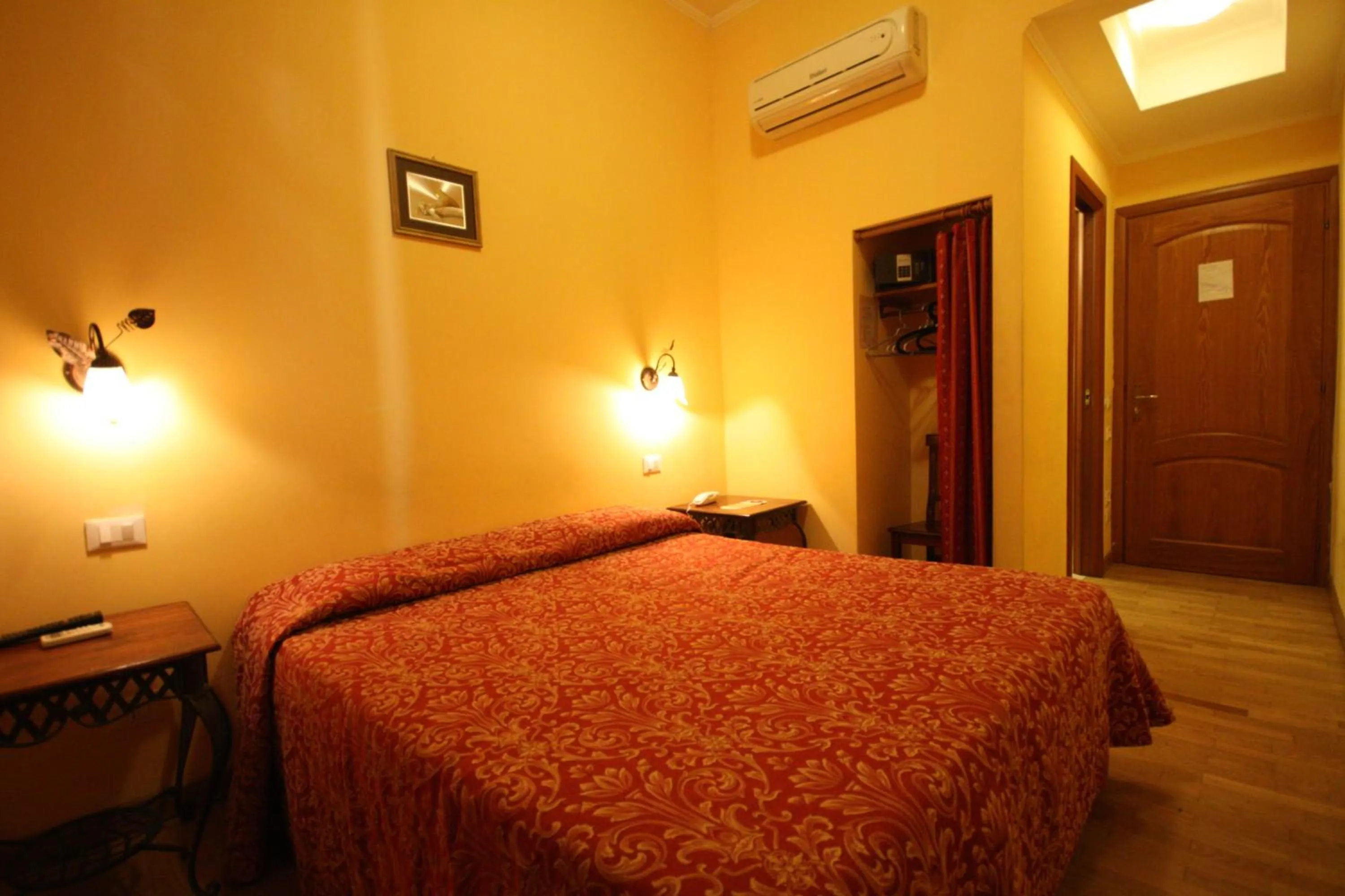 Photo of the whole room, Bed in Hotel Termini