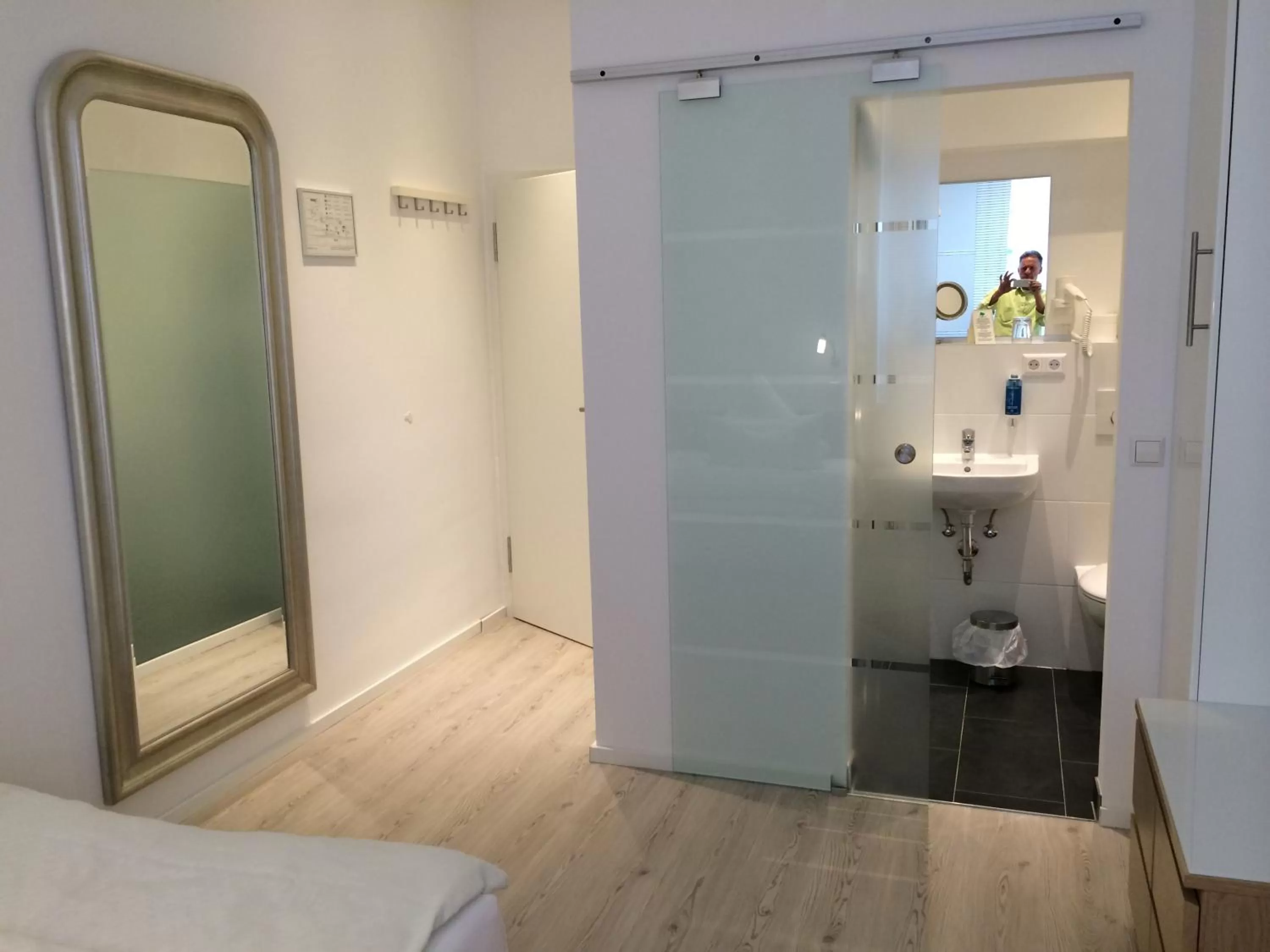 Bathroom, Bed in Hotel Barbarossa Karlsruhe Stadtmitte