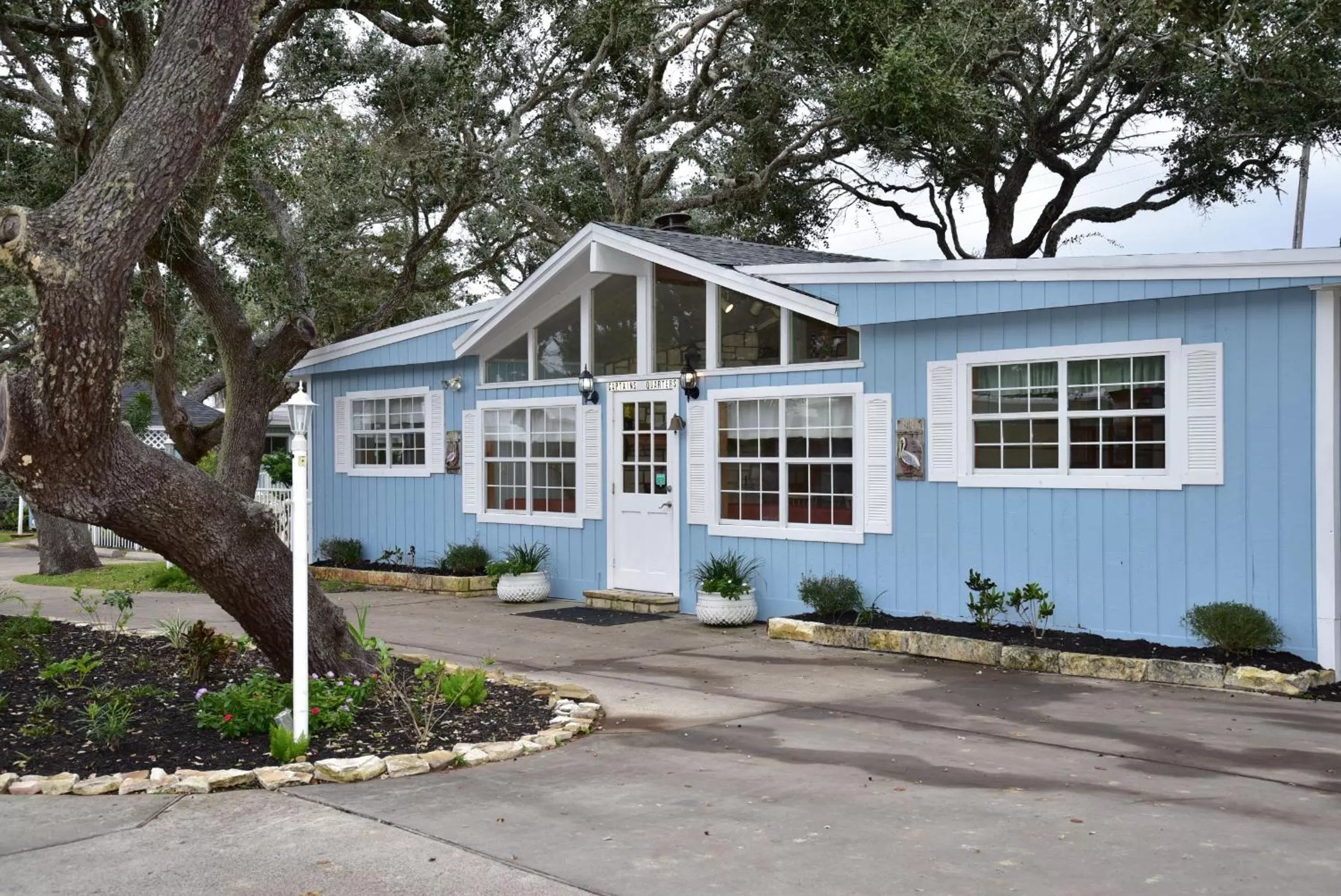 Communal lounge/ TV room in D&R Pelican Bay Resort