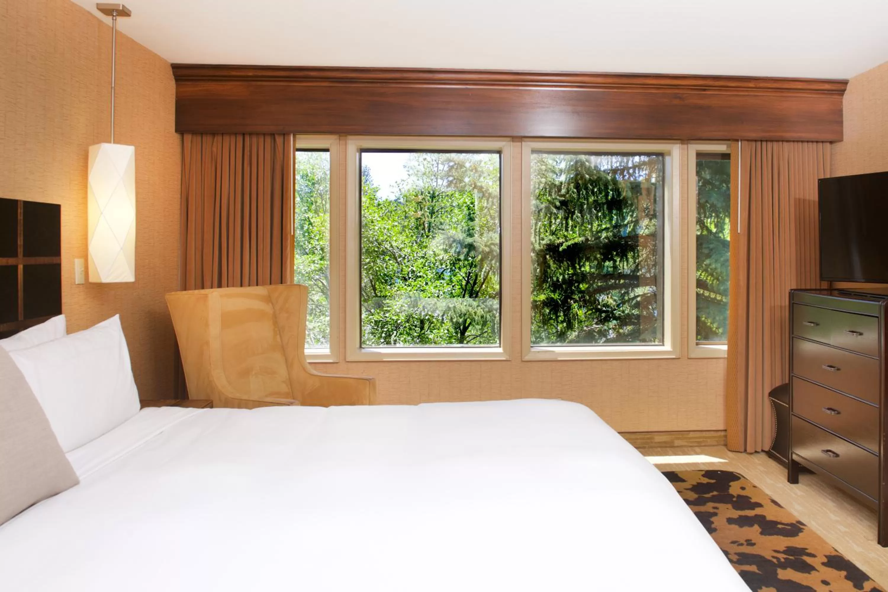 Bed in Lake Arrowhead Resort & Spa