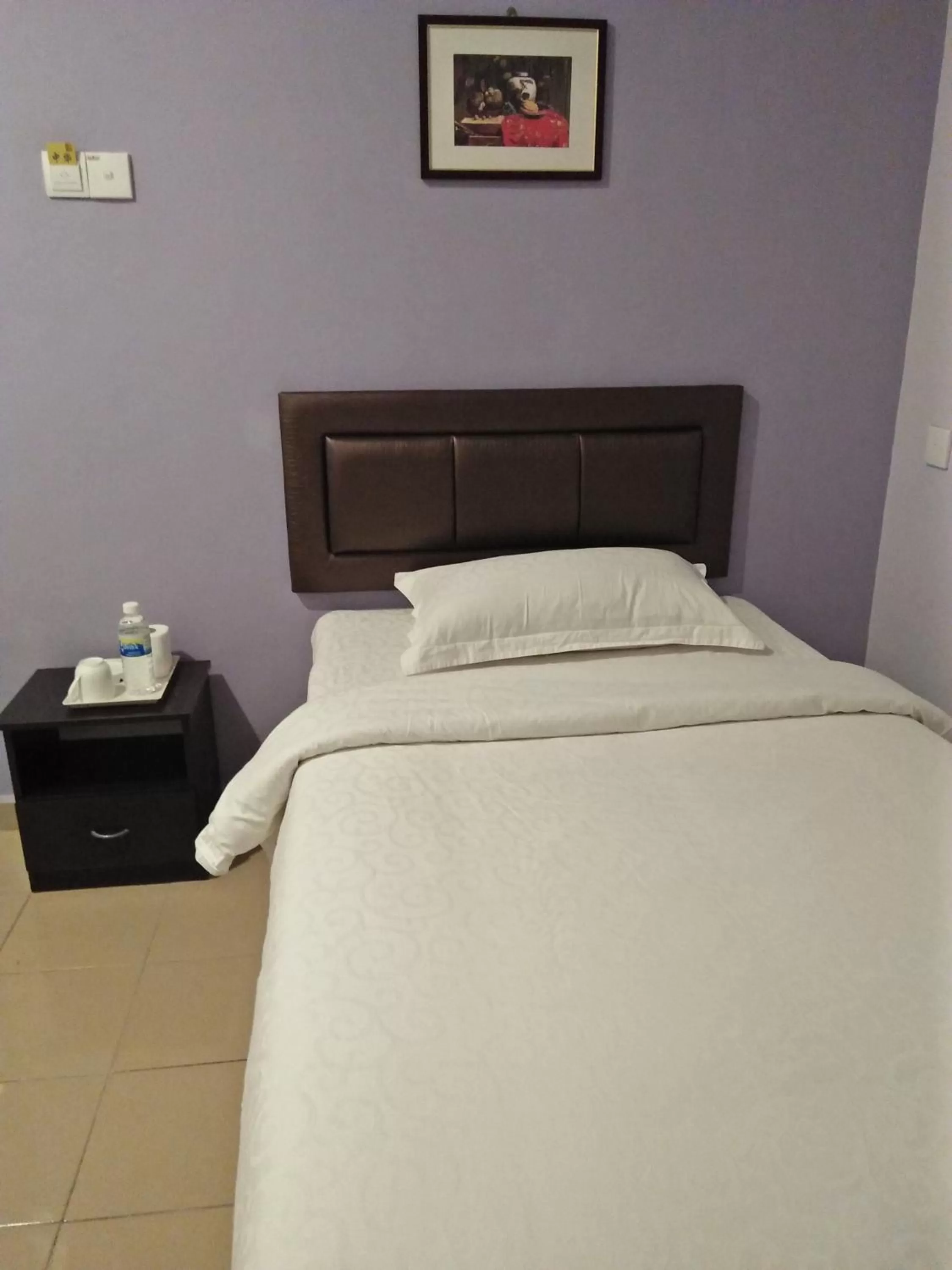 Bedroom, Bed in TIONG HUA HOTEL