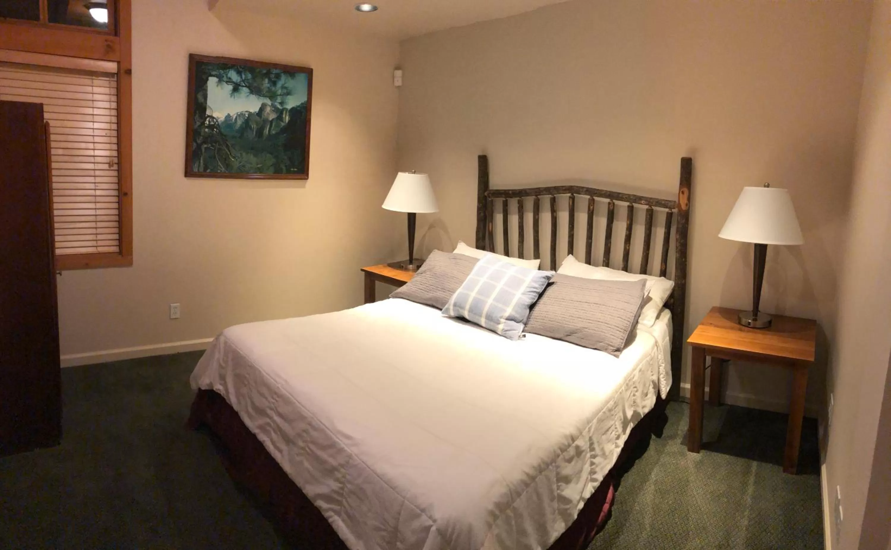 Bed in Yosemite View Lodge