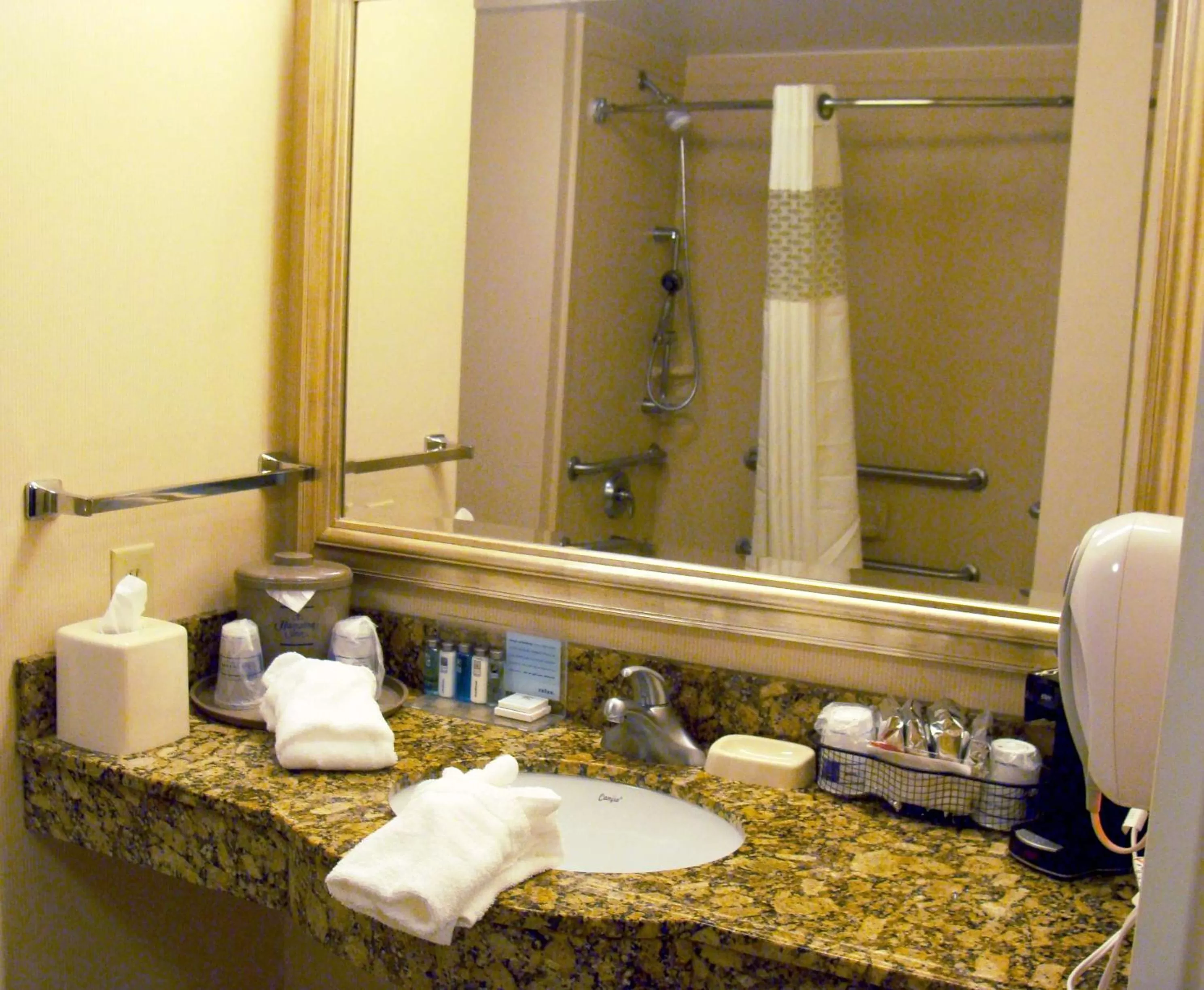 Bathroom in Hampton Inn Calera