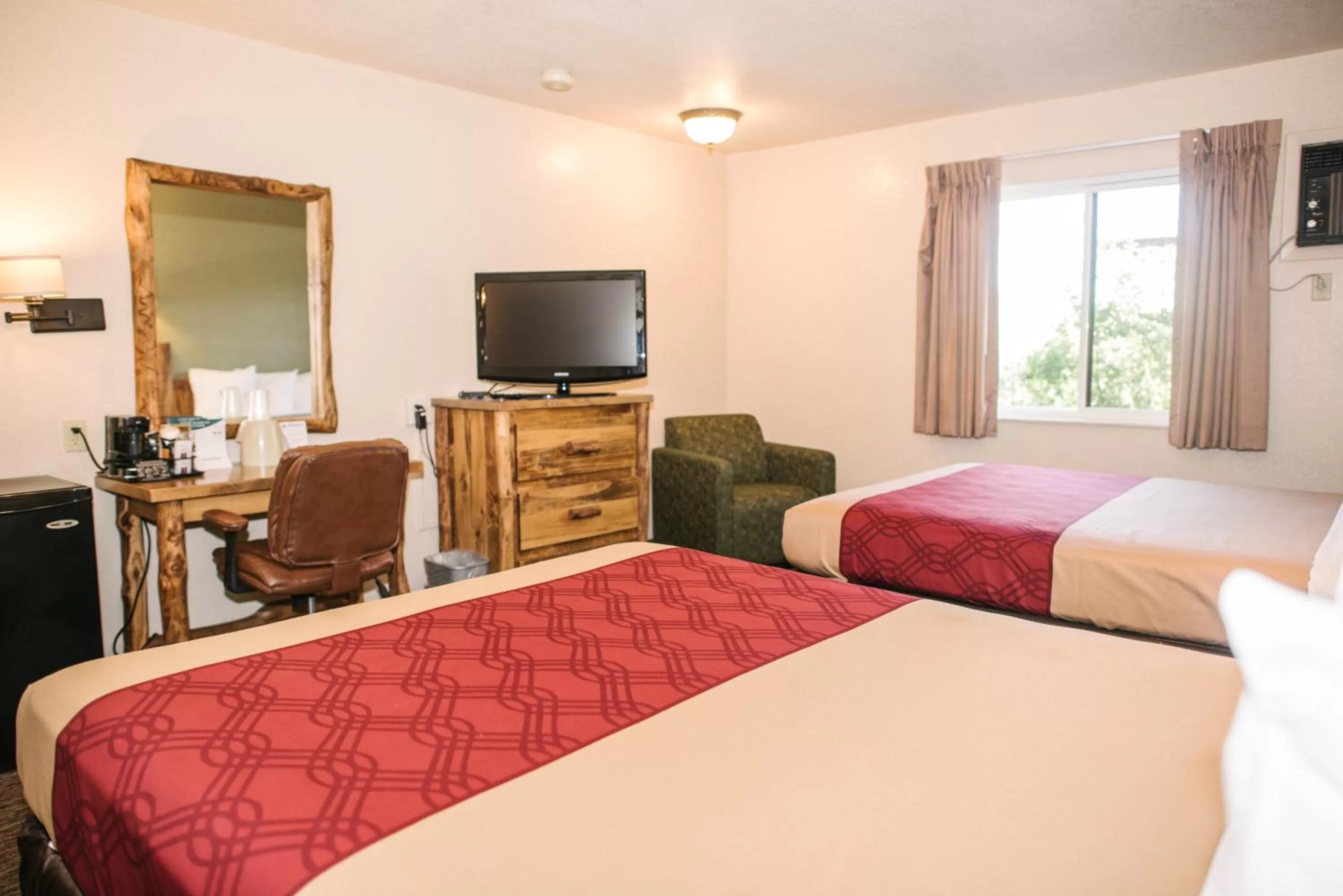 Property building, Bed in Econo Lodge, Downtown Custer Near Custer State Park and Mt Rushmore