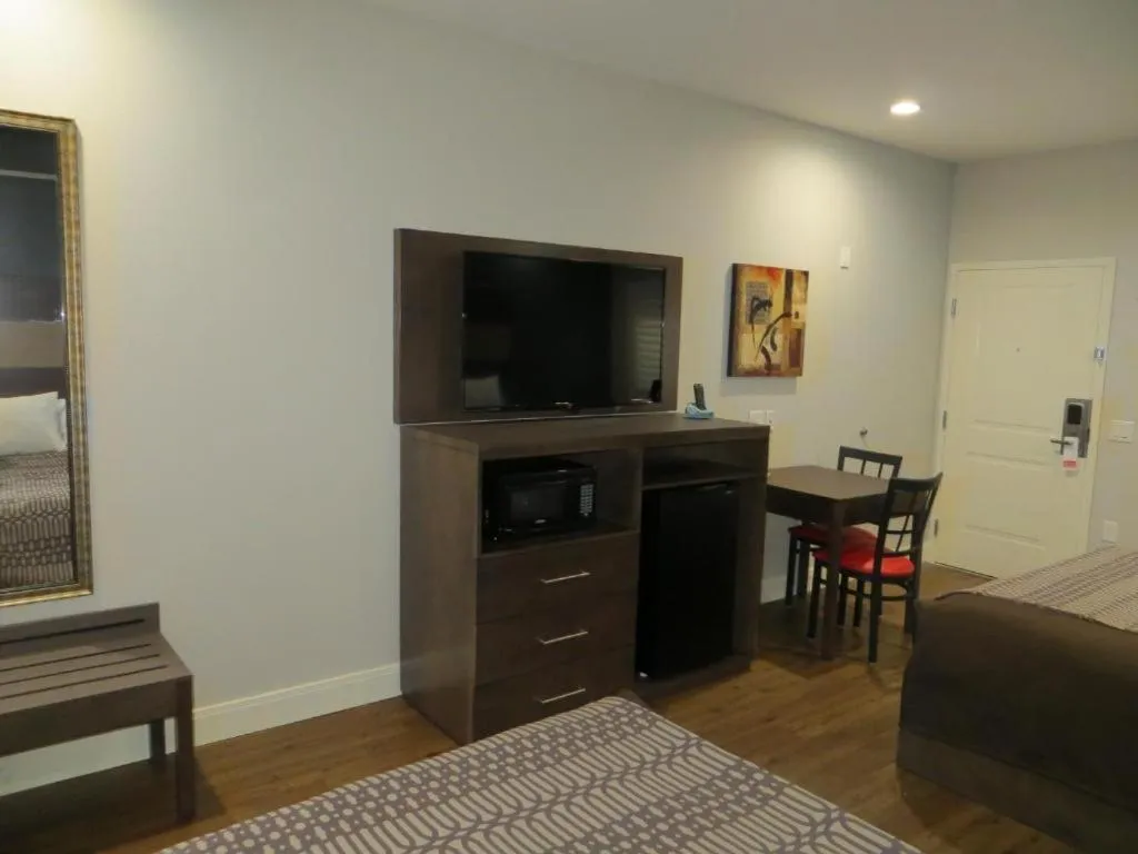 TV and multimedia, Bed in Grand Villa Inn and Suites Westchase/Chinatown