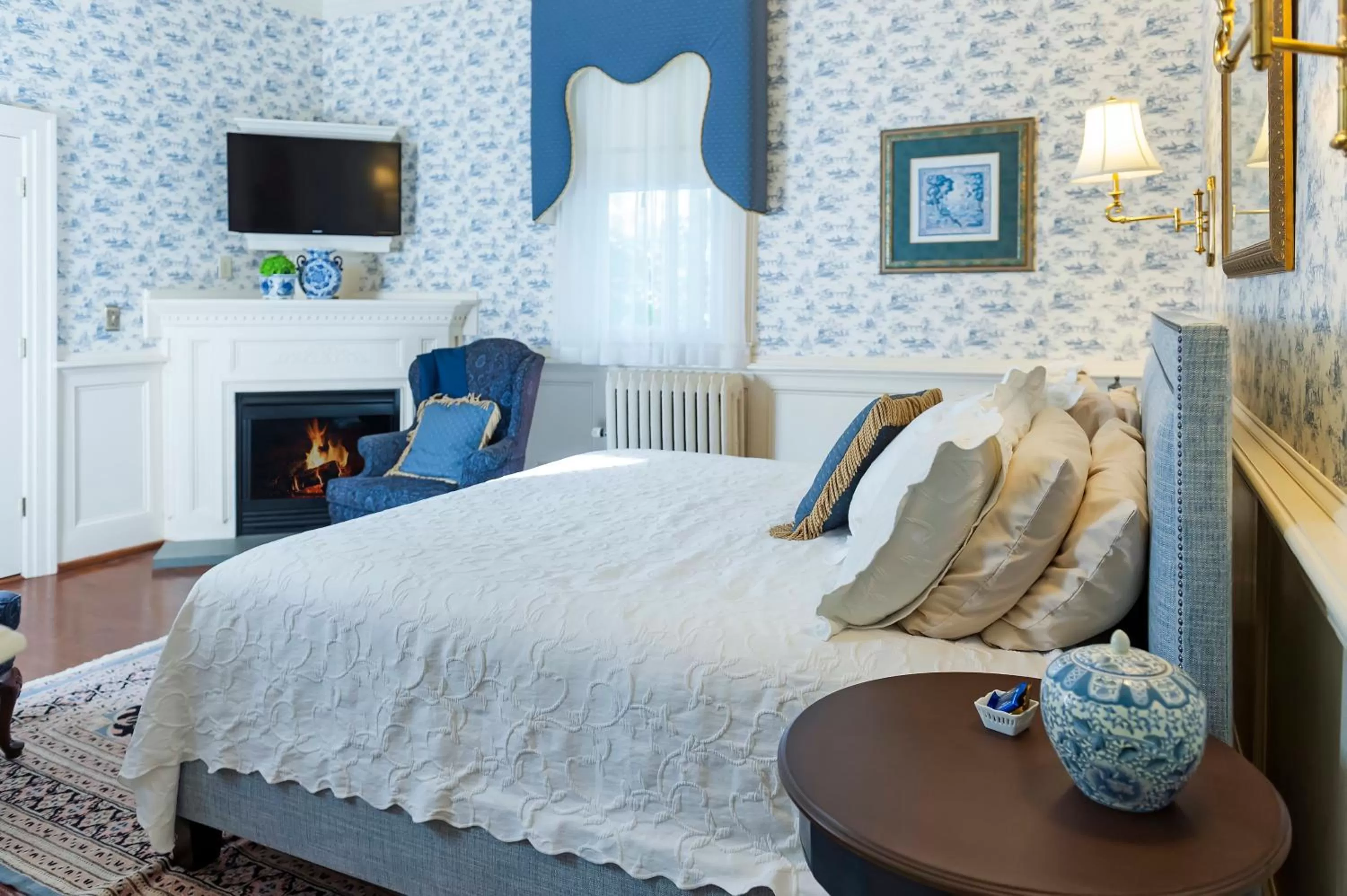 Photo of the whole room, Bed in Arrowhead Inn