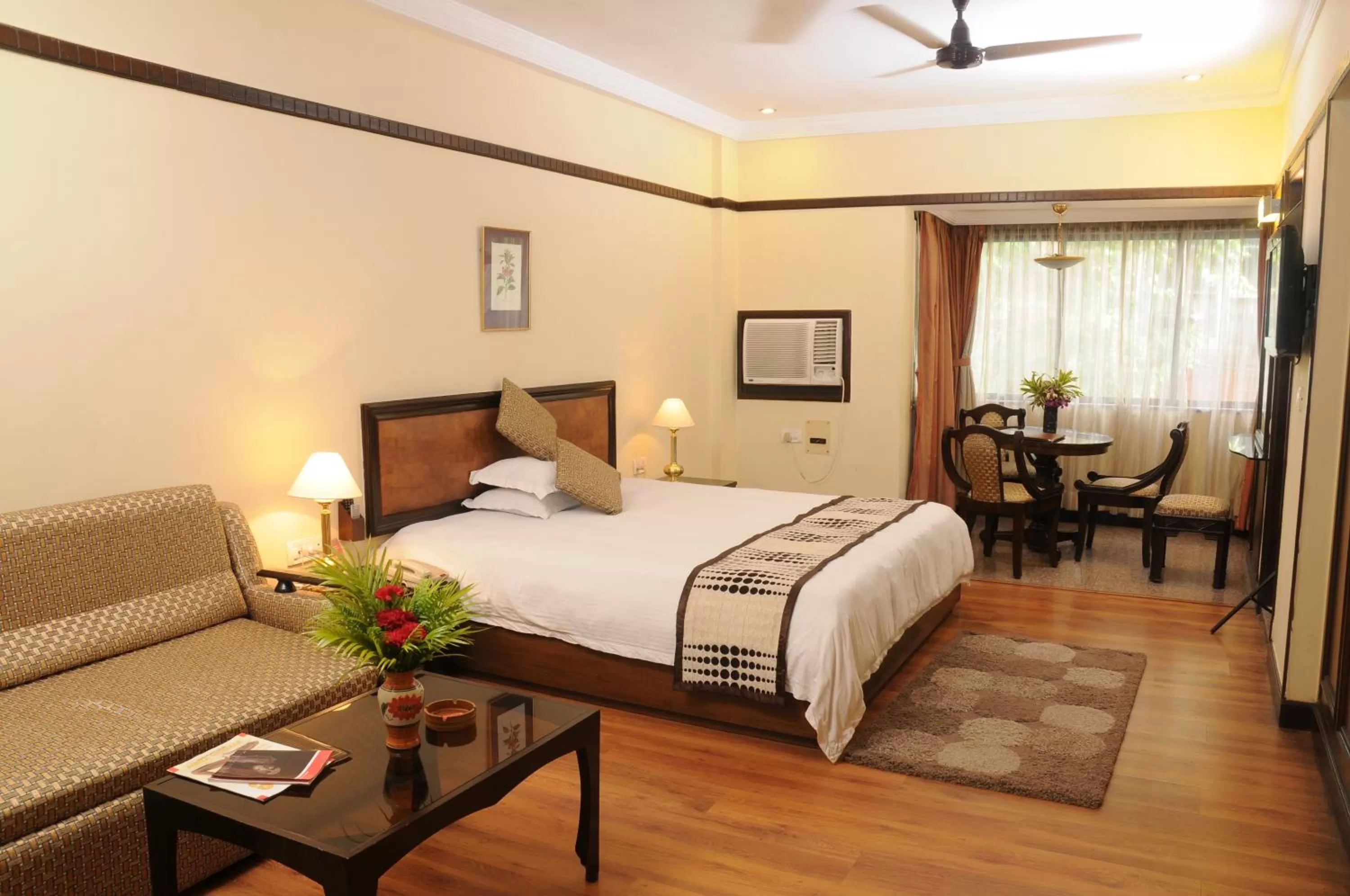 Photo of the whole room, Bed in Lytton Hotel