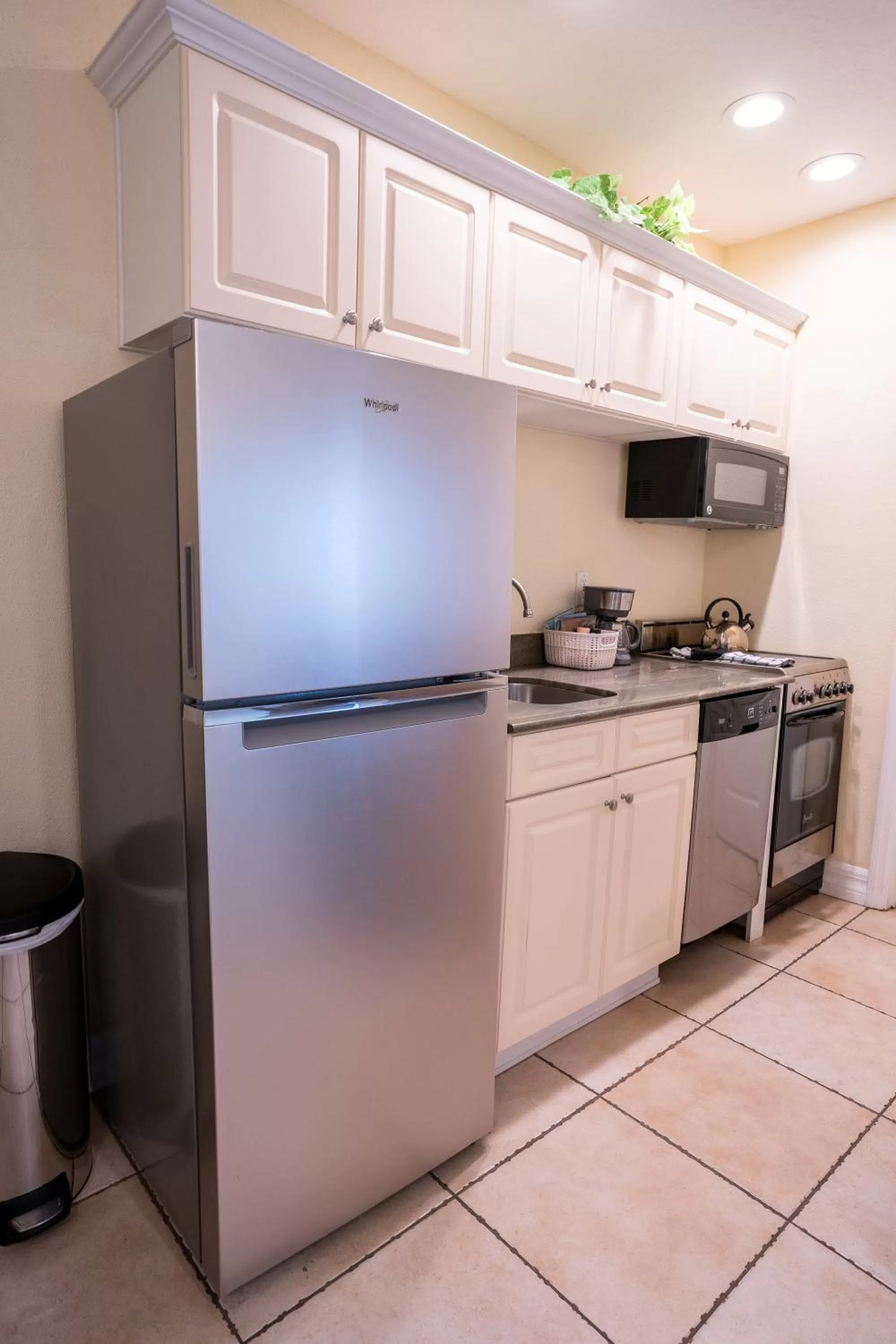 Kitchen or kitchenette in The Capri at Siesta