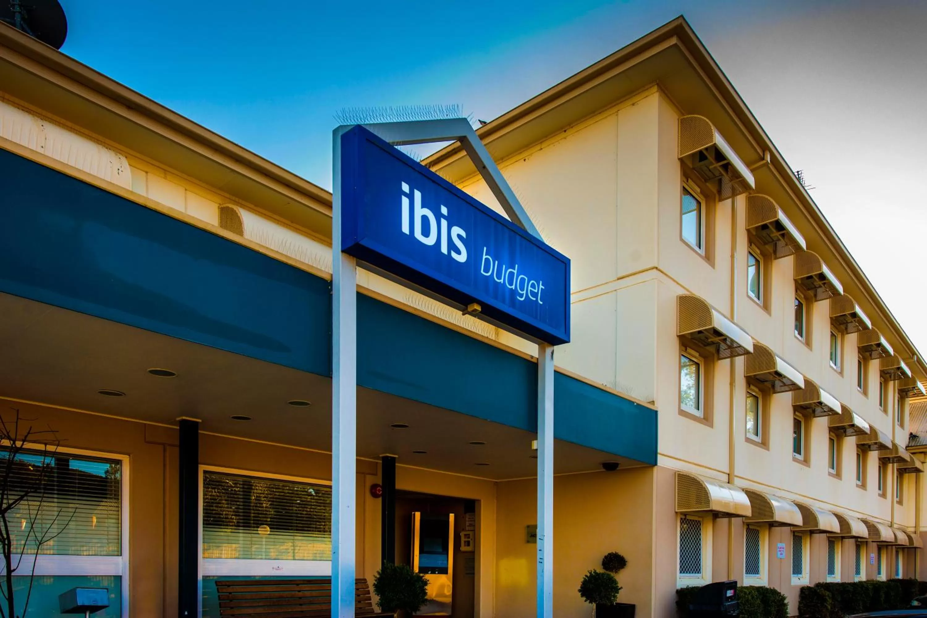 Facade/entrance in ibis Budget Canberra