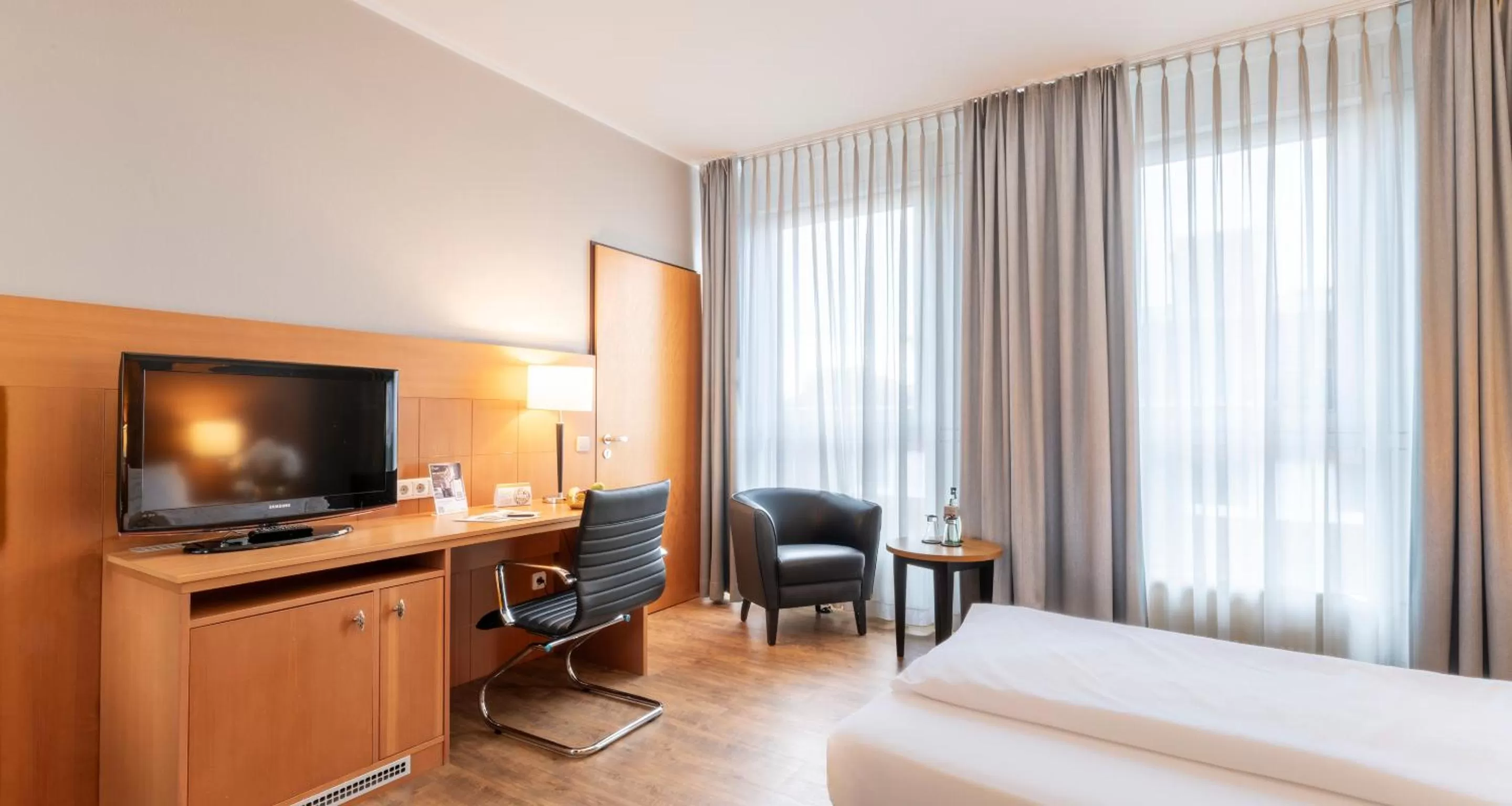 Bedroom, Bed in PLAZA Premium Köln