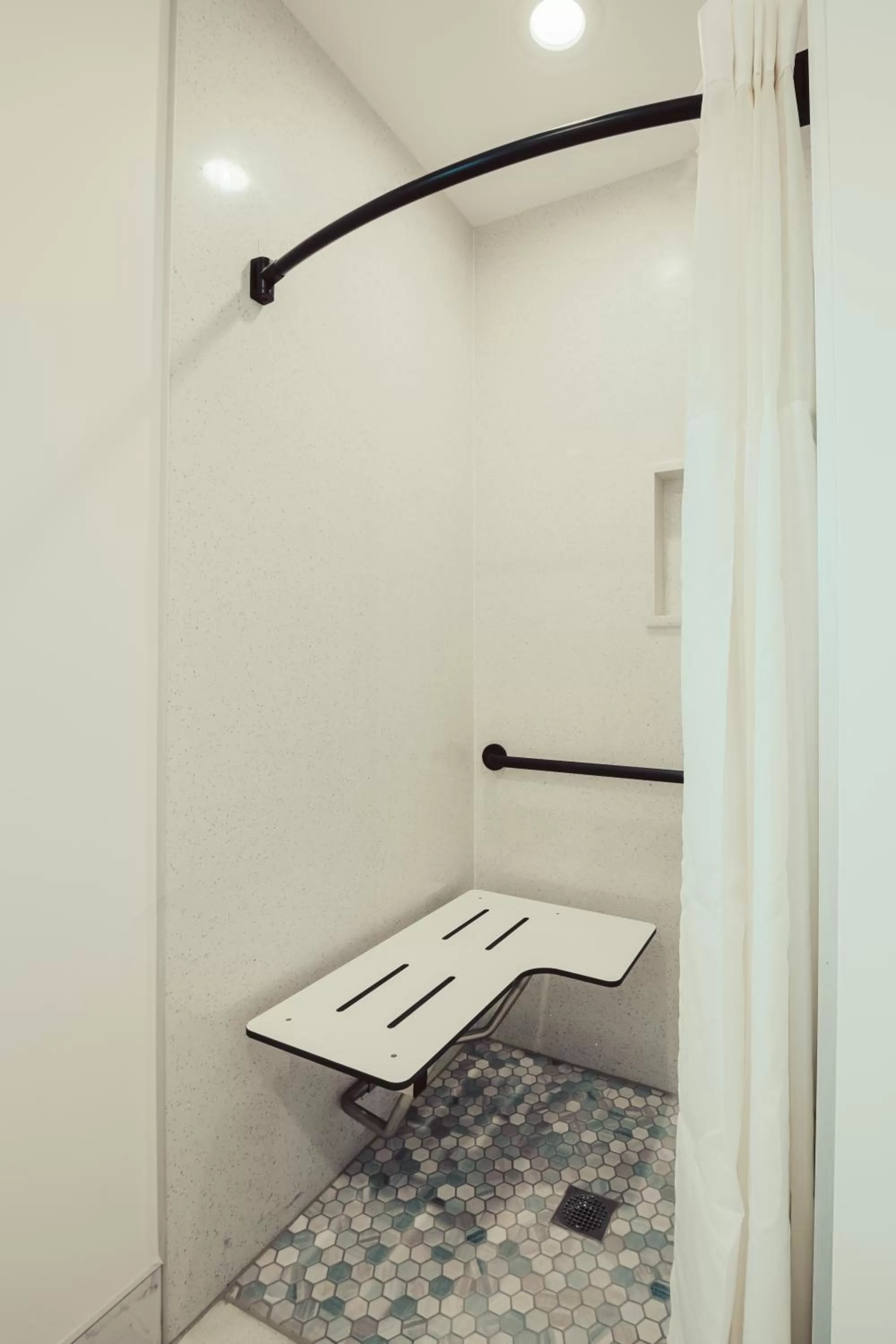 Shower in Blufftop Inn & Suites - Wharf/Restaurant District