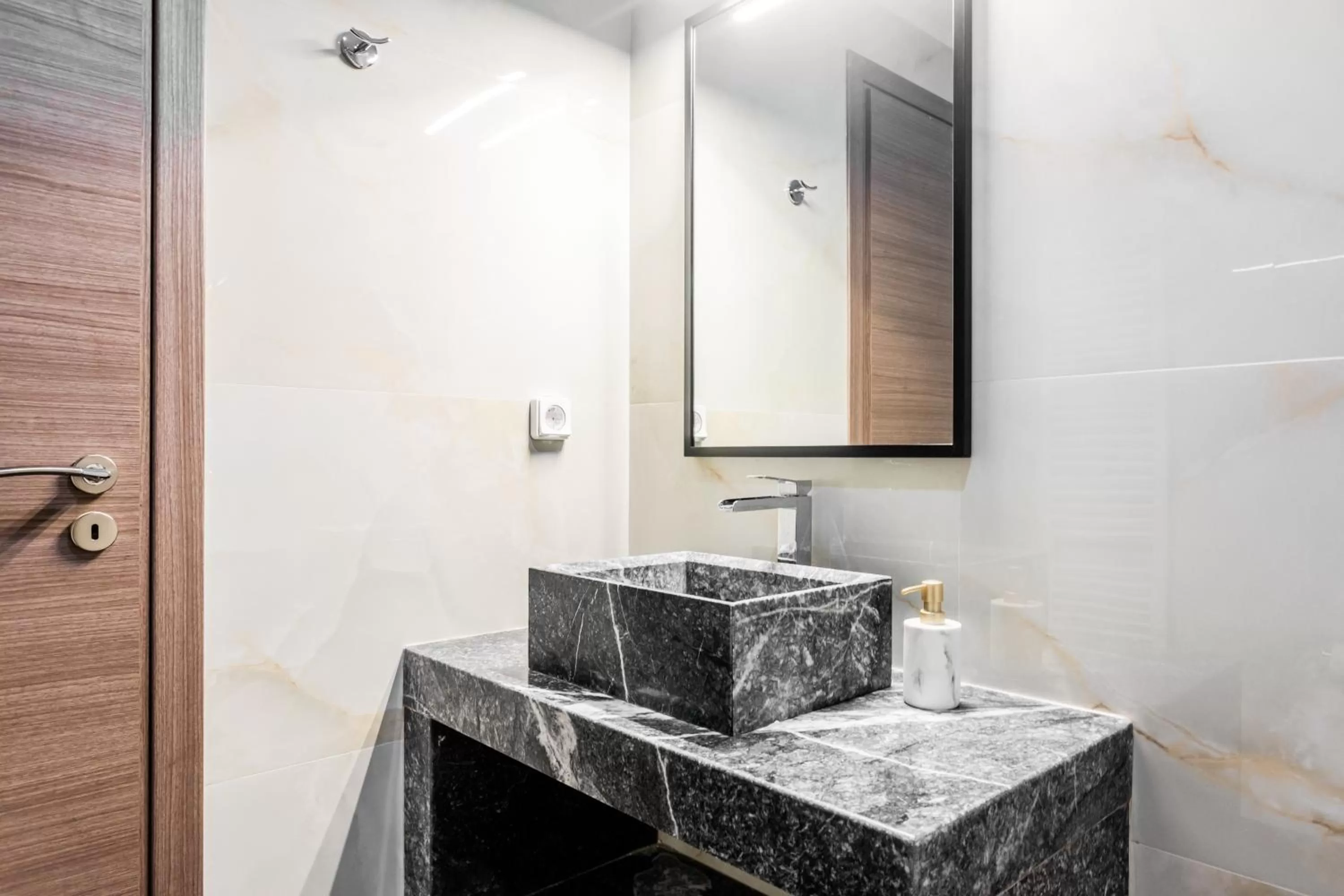 Bathroom in Nicholas Point Apartments and Rooms