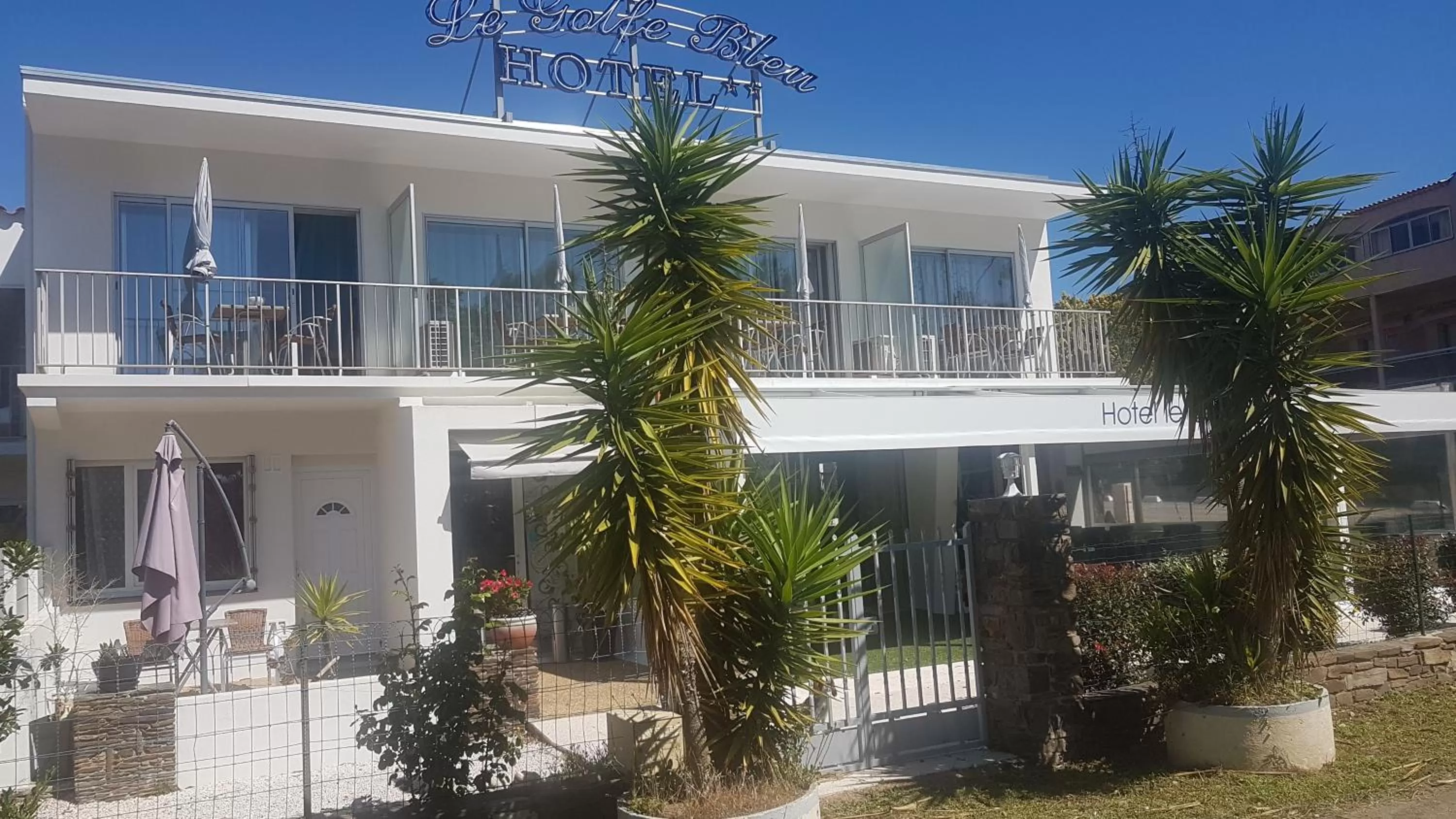 Property building in Hotel Le Golfe Bleu