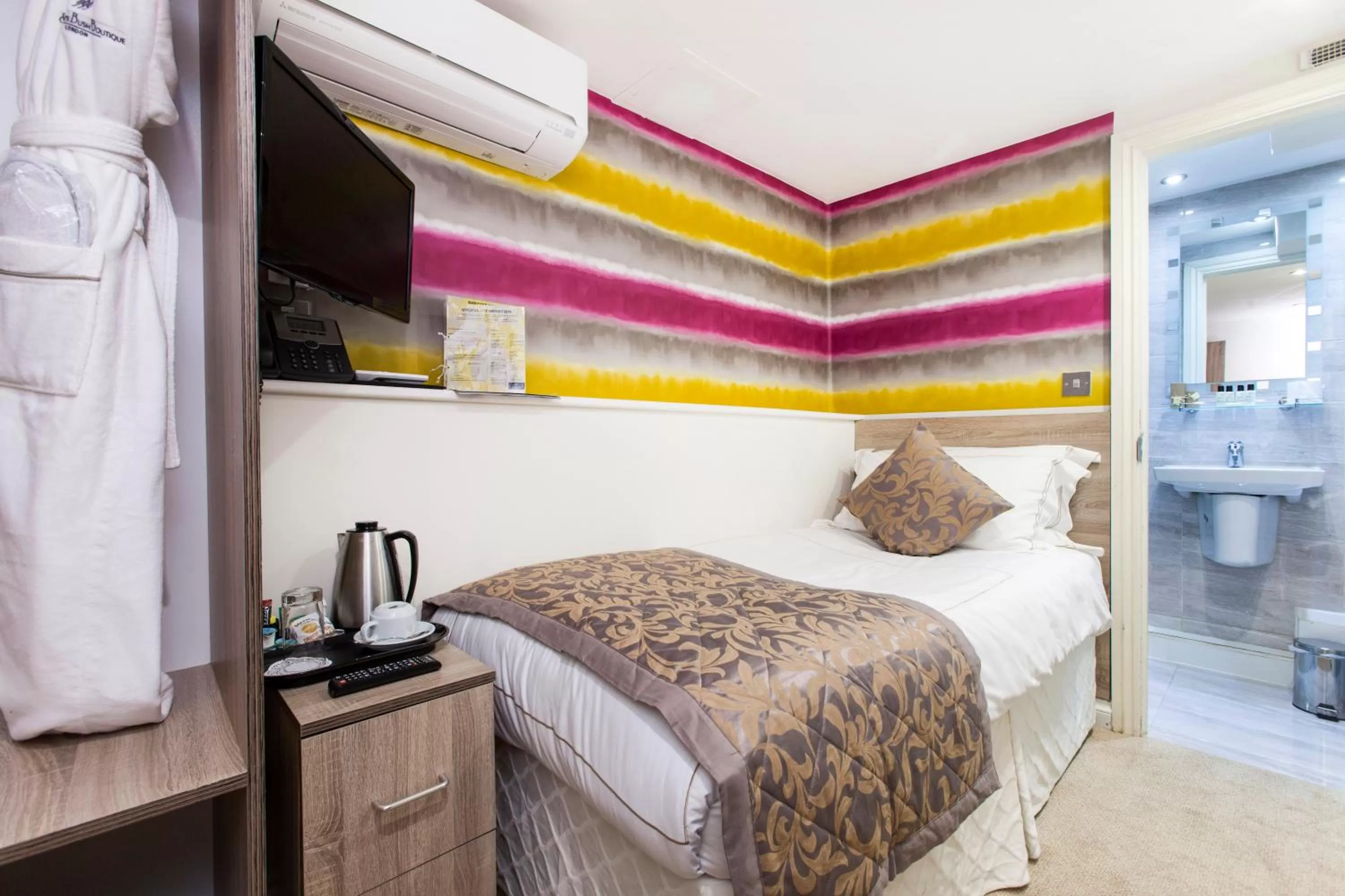 Bedroom, Bed in Hotel Shepherds Bush London