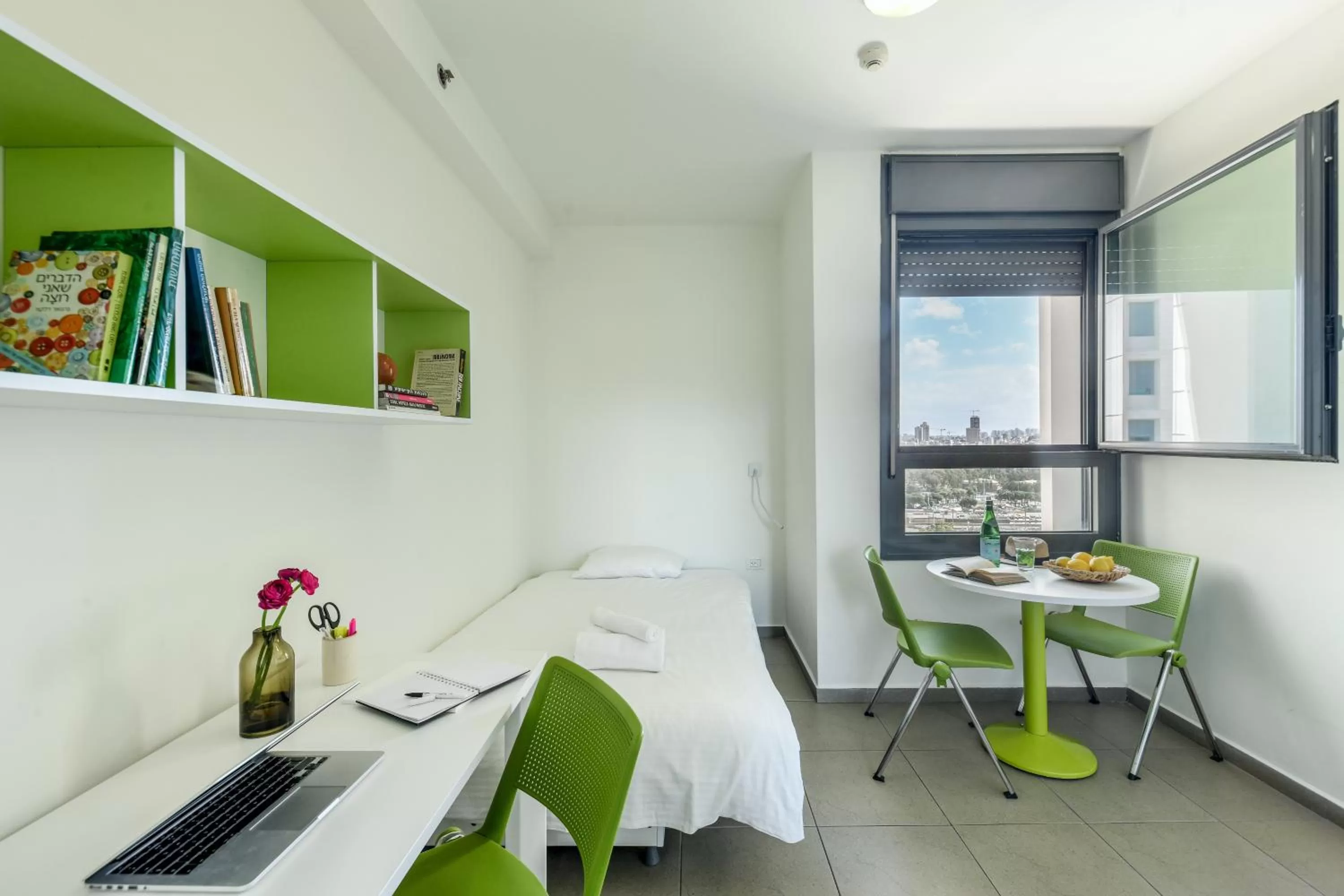 Dining area in דירות גני תערוכה - TLV university apartments near Expo by Sea N' Rent