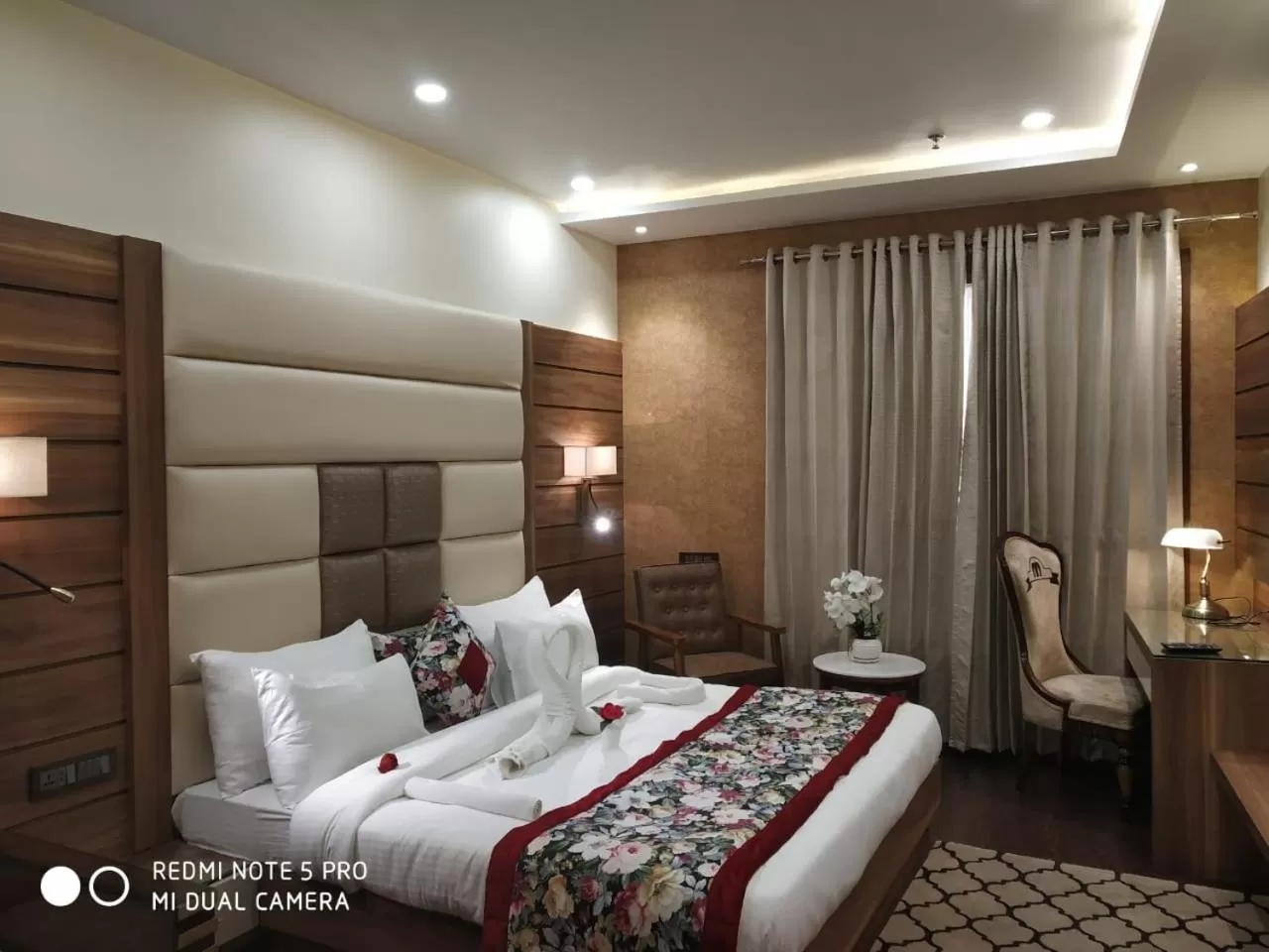 Superior King Room in Hotel Makhan Residency
