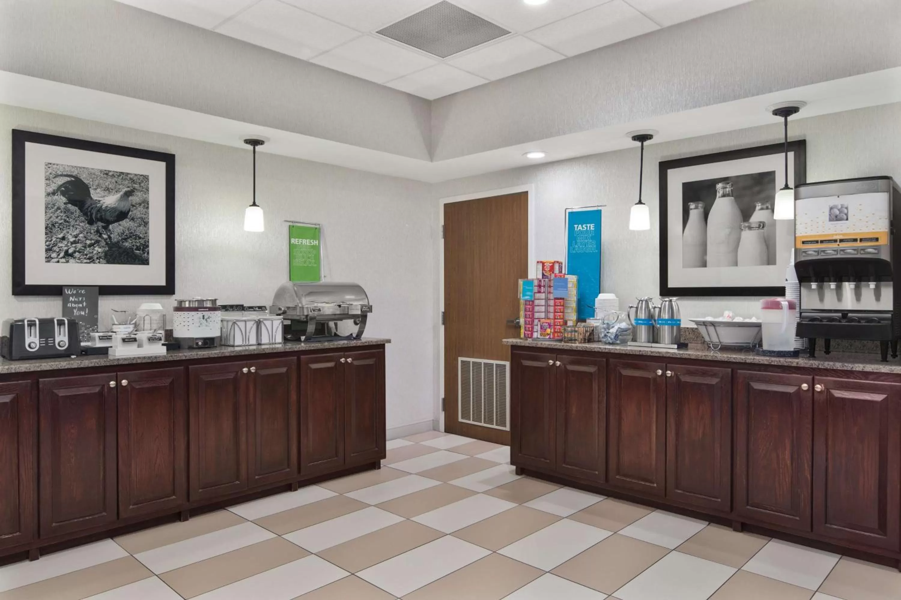 Dining area in Hampton Inn Lagrange near Callaway Gardens