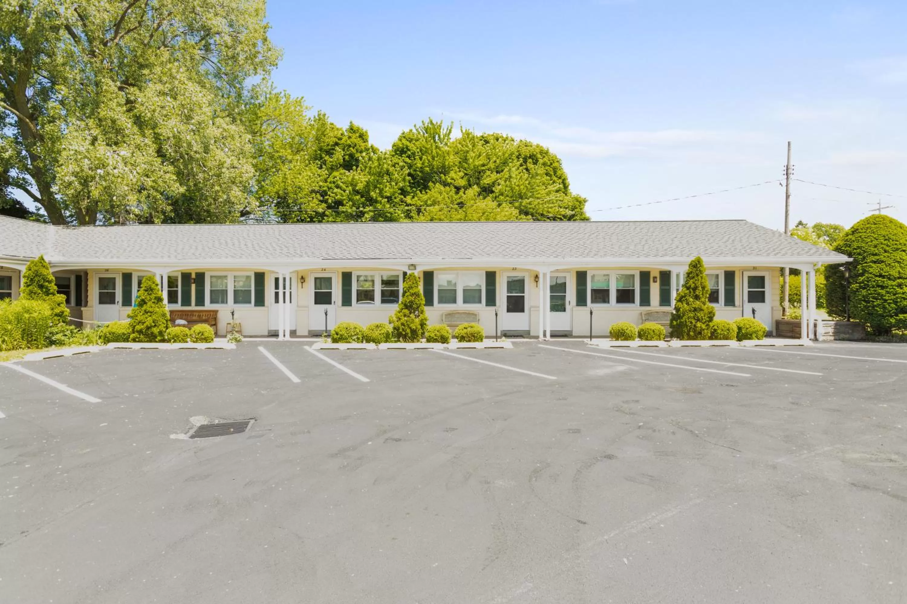 Property building in Glass House Inn Erie Near I-90 & I-79