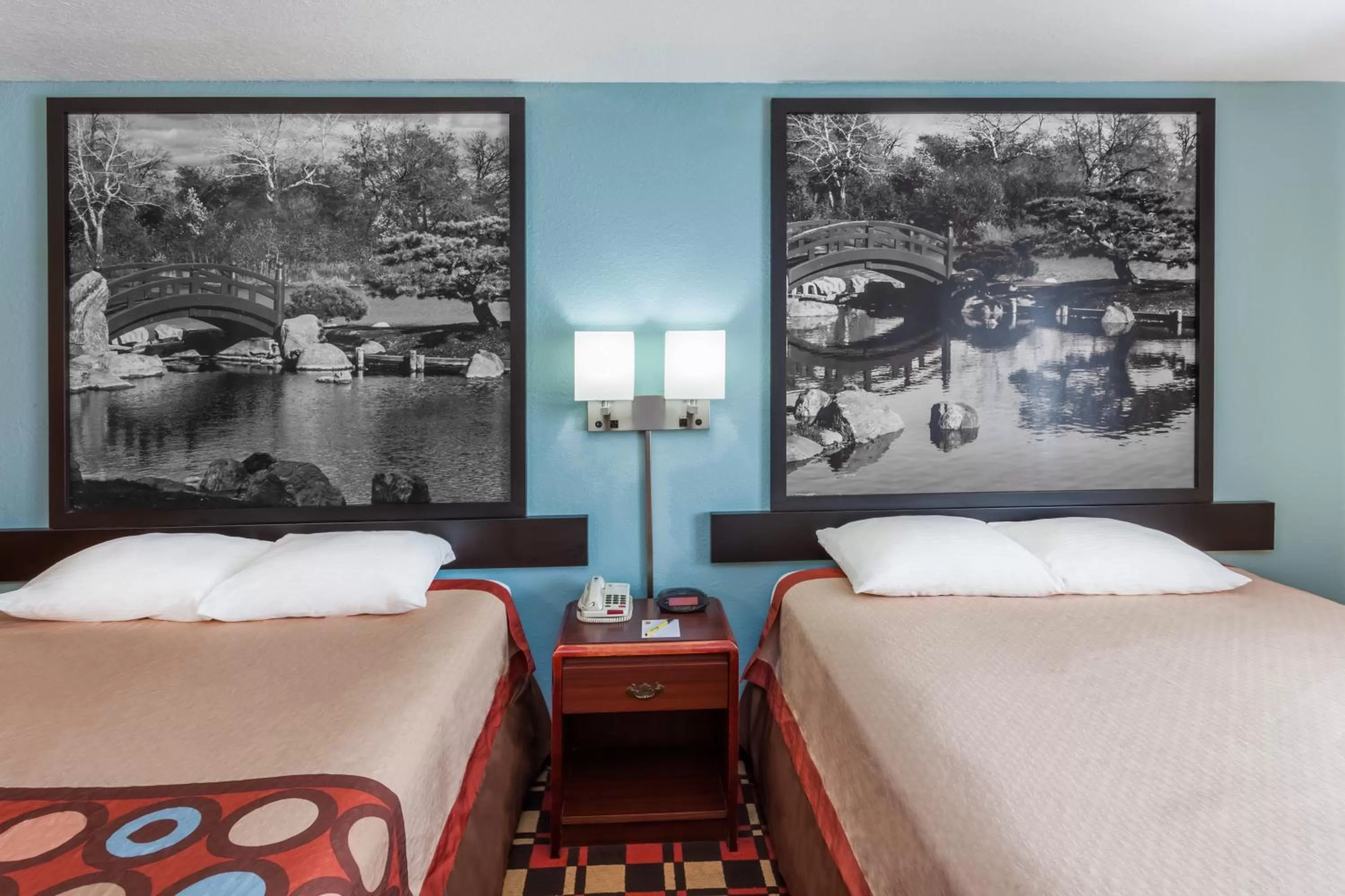 Bed in Econo Lodge Chillicothe