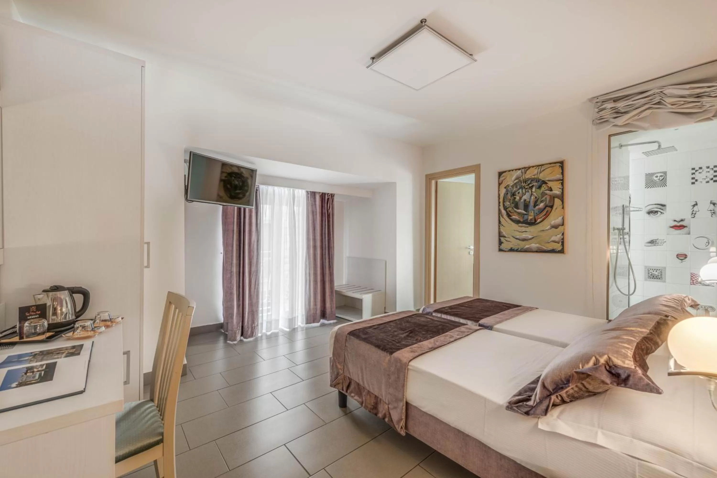 Photo of the whole room, Bed in Trevi Palace Hotel