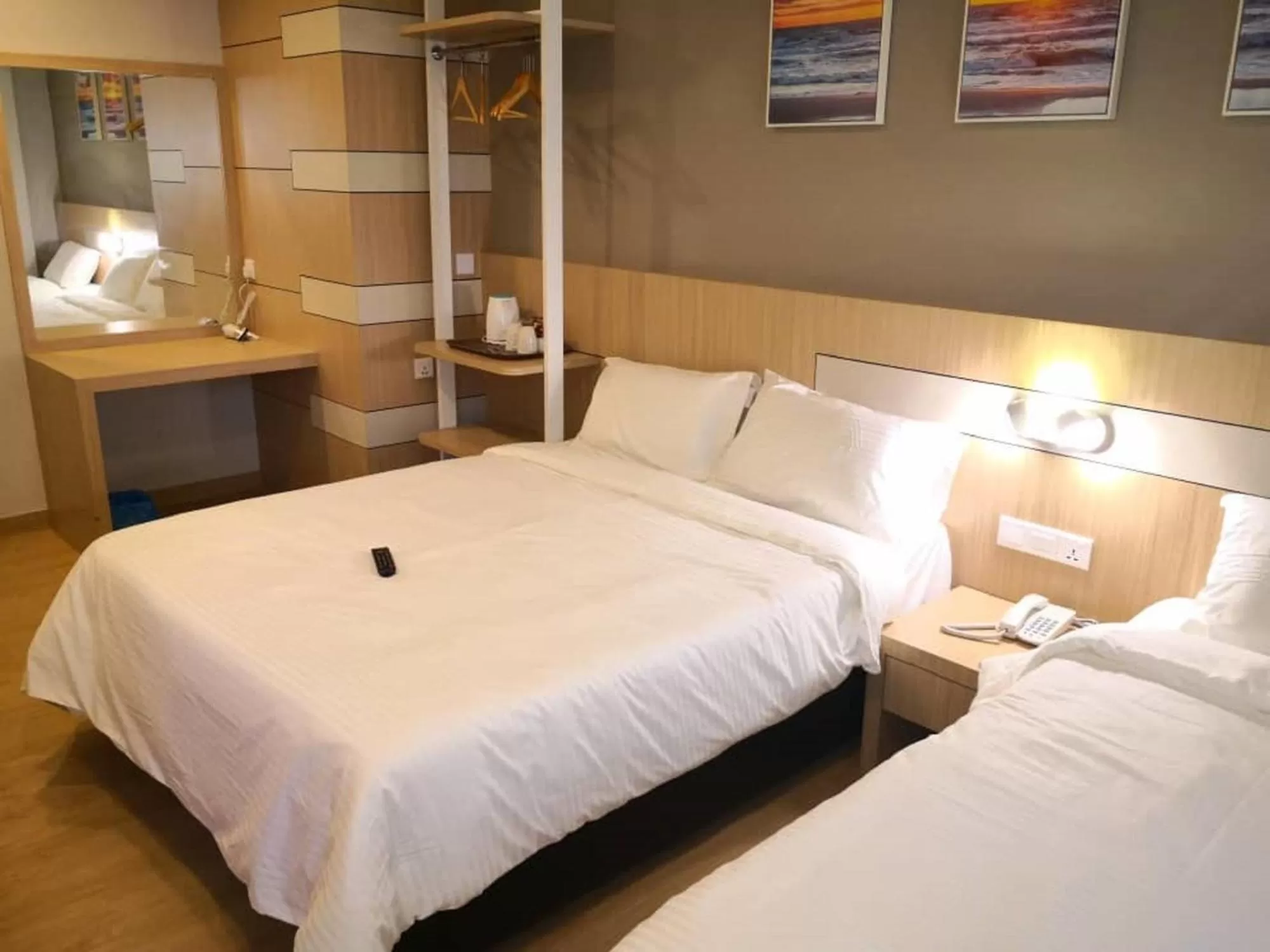 Bedroom, Bed in Walk In Hotel