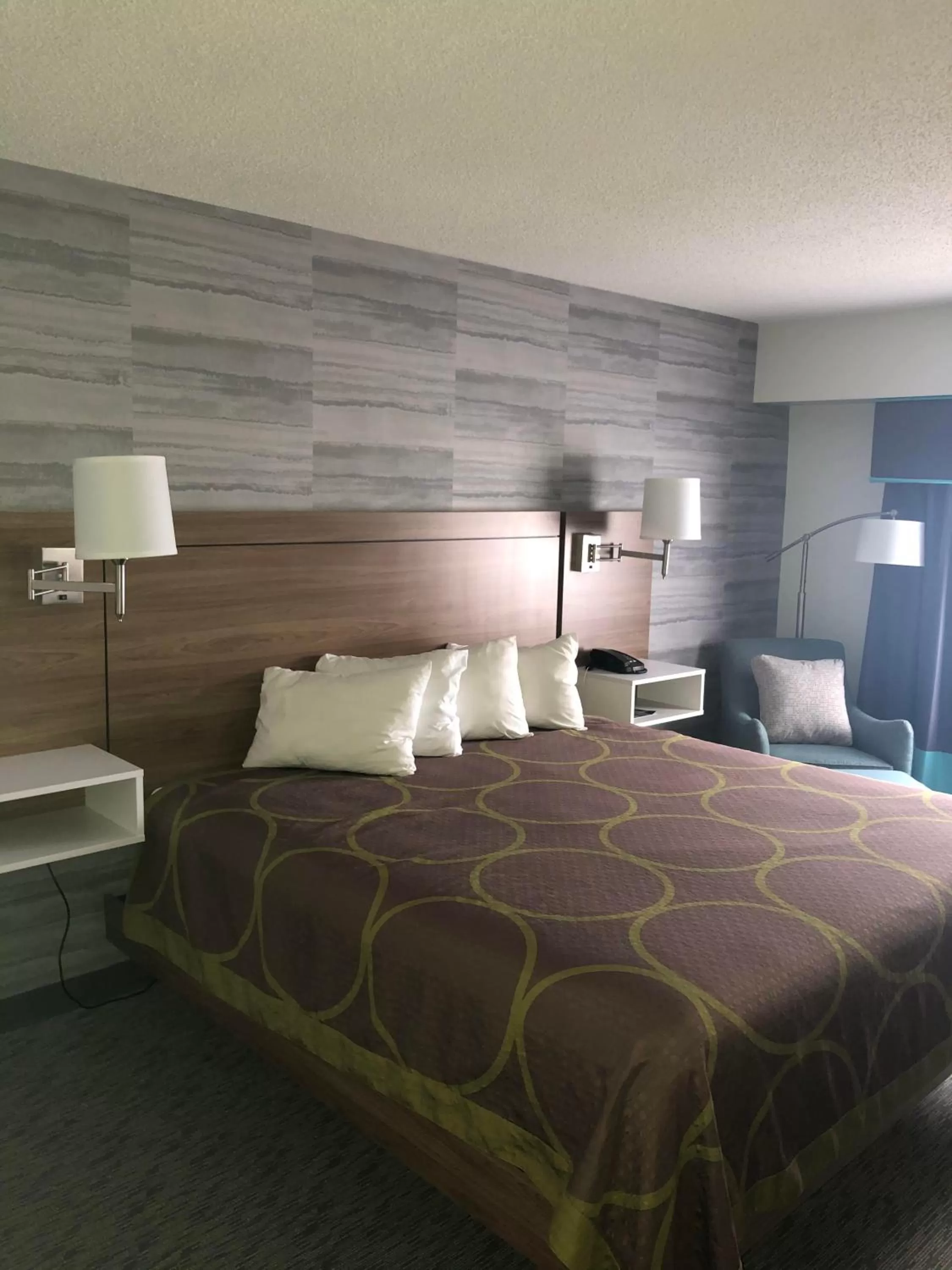 Photo of the whole room, Bed in Super 8 by Wyndham Manchester Airport