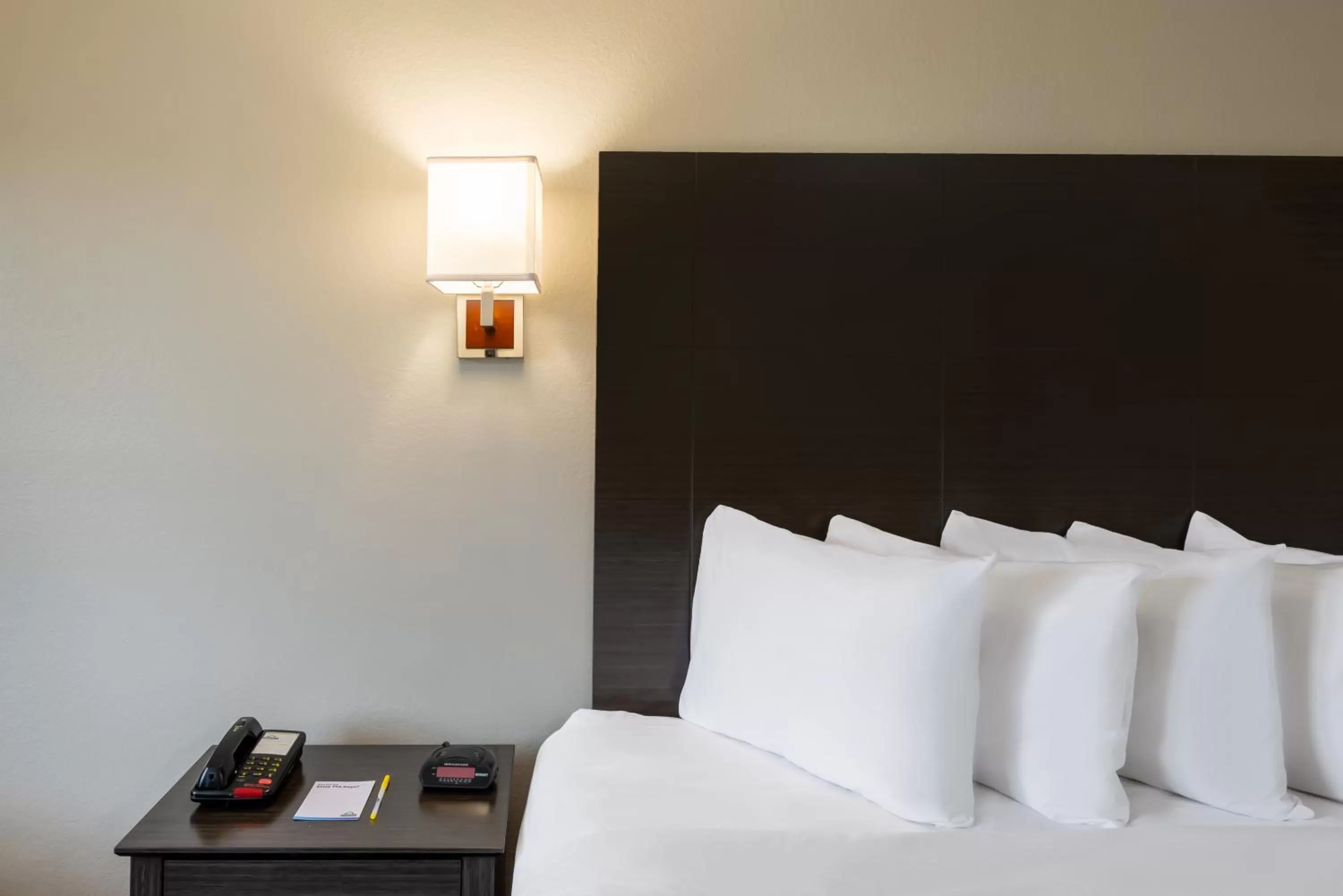 Bed in Days Inn by Wyndham Somerset PA I-70 I-76