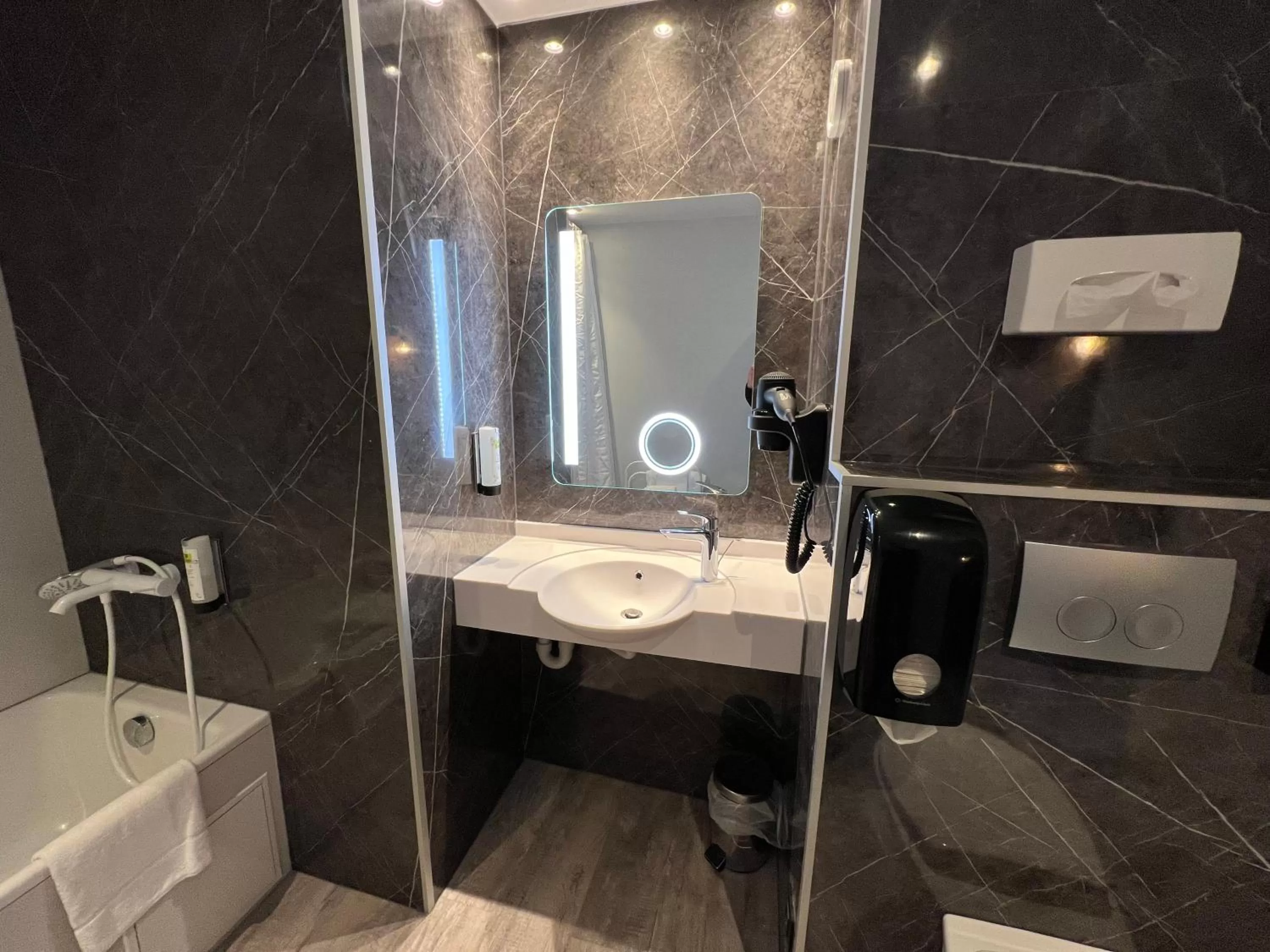 Bathroom in Logis Hôtel Des Acacias Lille Neuville en Ferrain, Restaurant l'Acacias Gourmand