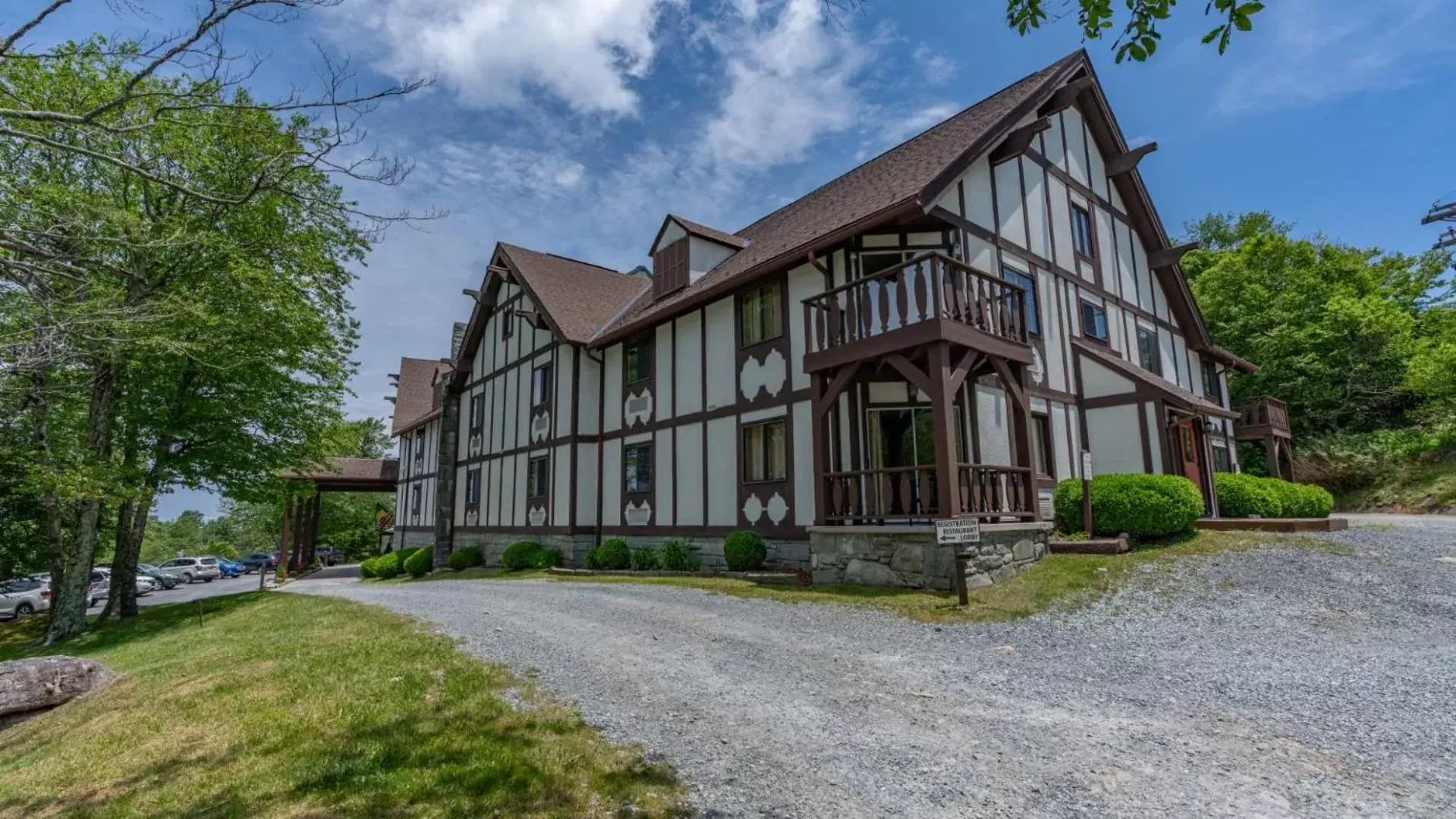 Queen Studio with Sofa Bed in 4 Seasons at Beech Mountain Queen Studio with Sofa Bed in 4 Seasons at Beech Mountain