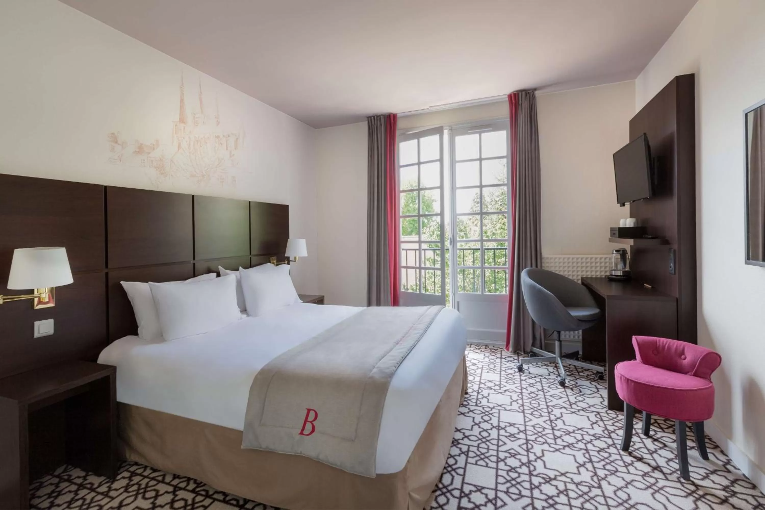 Queen Room in Best Western Blanche De Castille Dourdan
